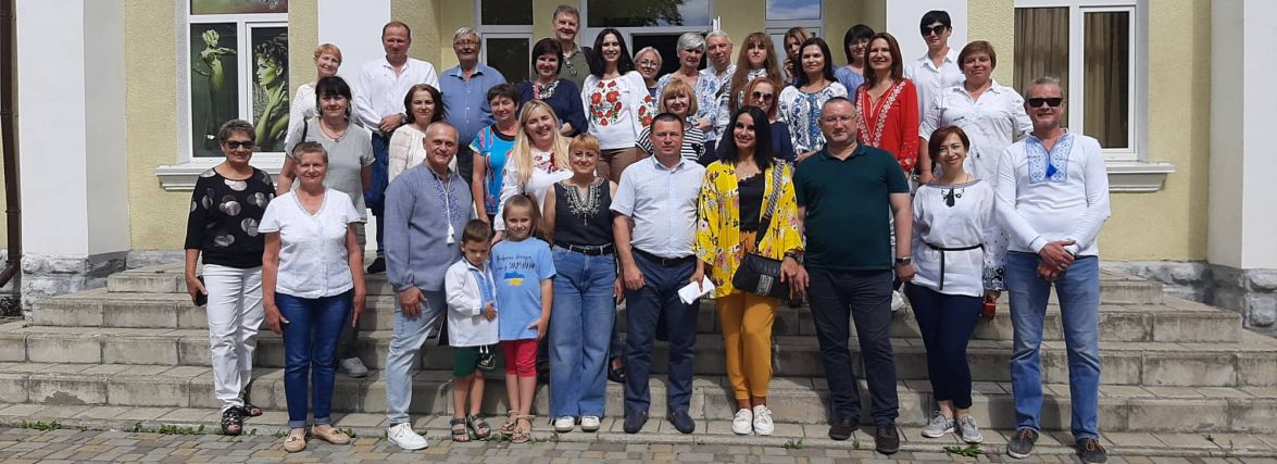 Благодійні співи: переселенці мандрують Тернопільщиною та збирають кошти на ЗСУ