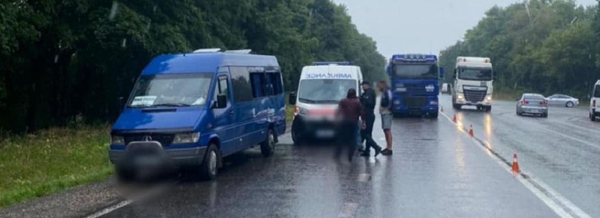 На виїзді з Тернополя зіткнулись фура й рейсова маршрутка. Є постраждалі (ОНОВЛЕНО)