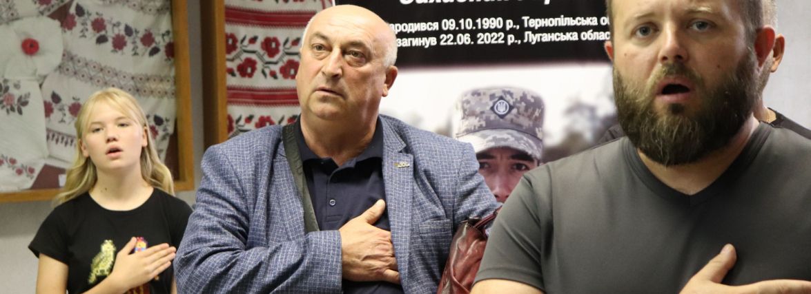 Митці та волонтери об'єдналися навколо родини загиблого Героя-поета