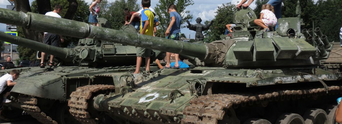 Біля Старого парку виставили знищену ворожу техніку окупантів. Подивитись прийшли сотні тернополян