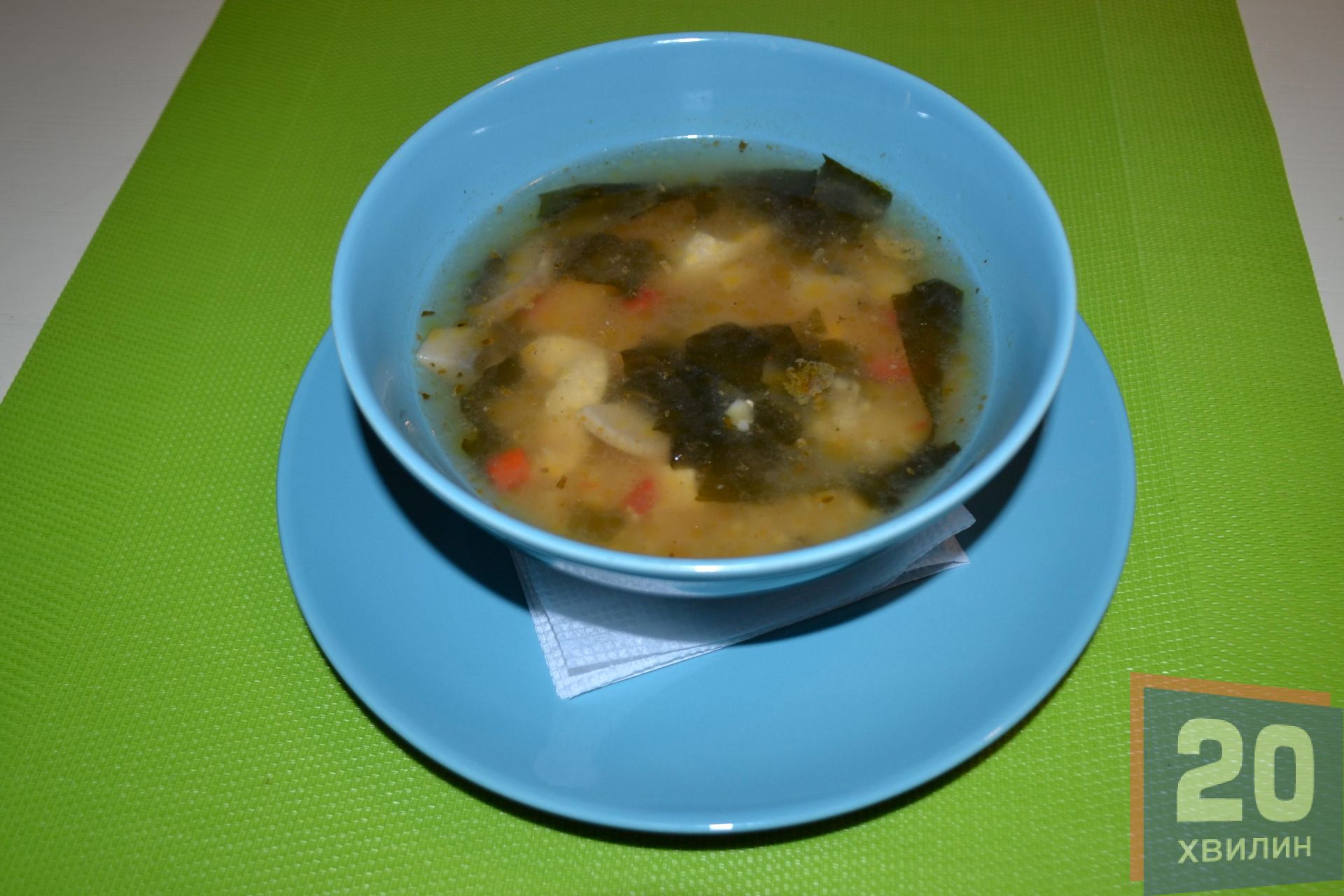 У кінці додати сушені водорості, за 3-4 хвилини зняти суп з вогню