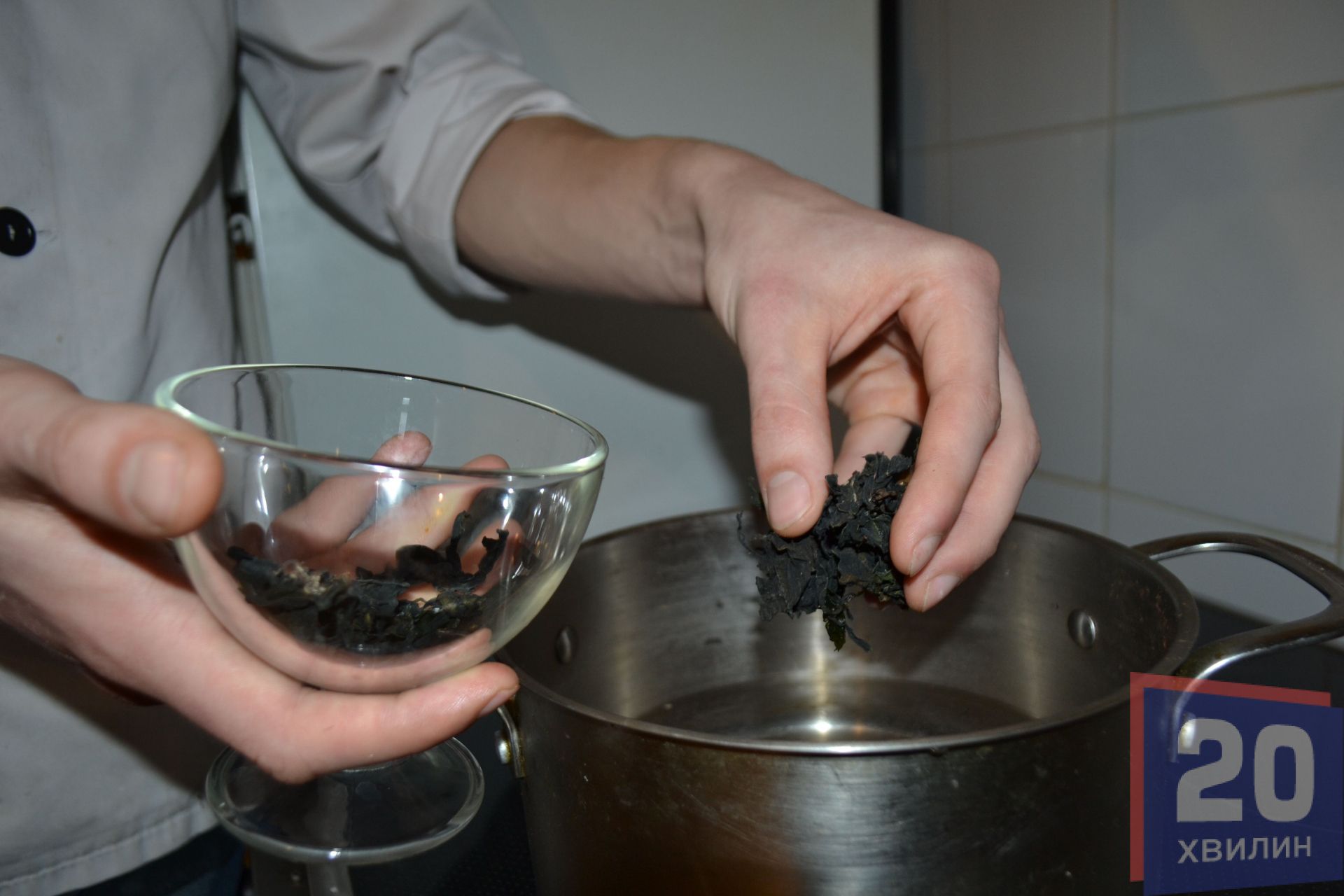 Вимішати суп, додати ягоди „годжі”, довести страву до готовності