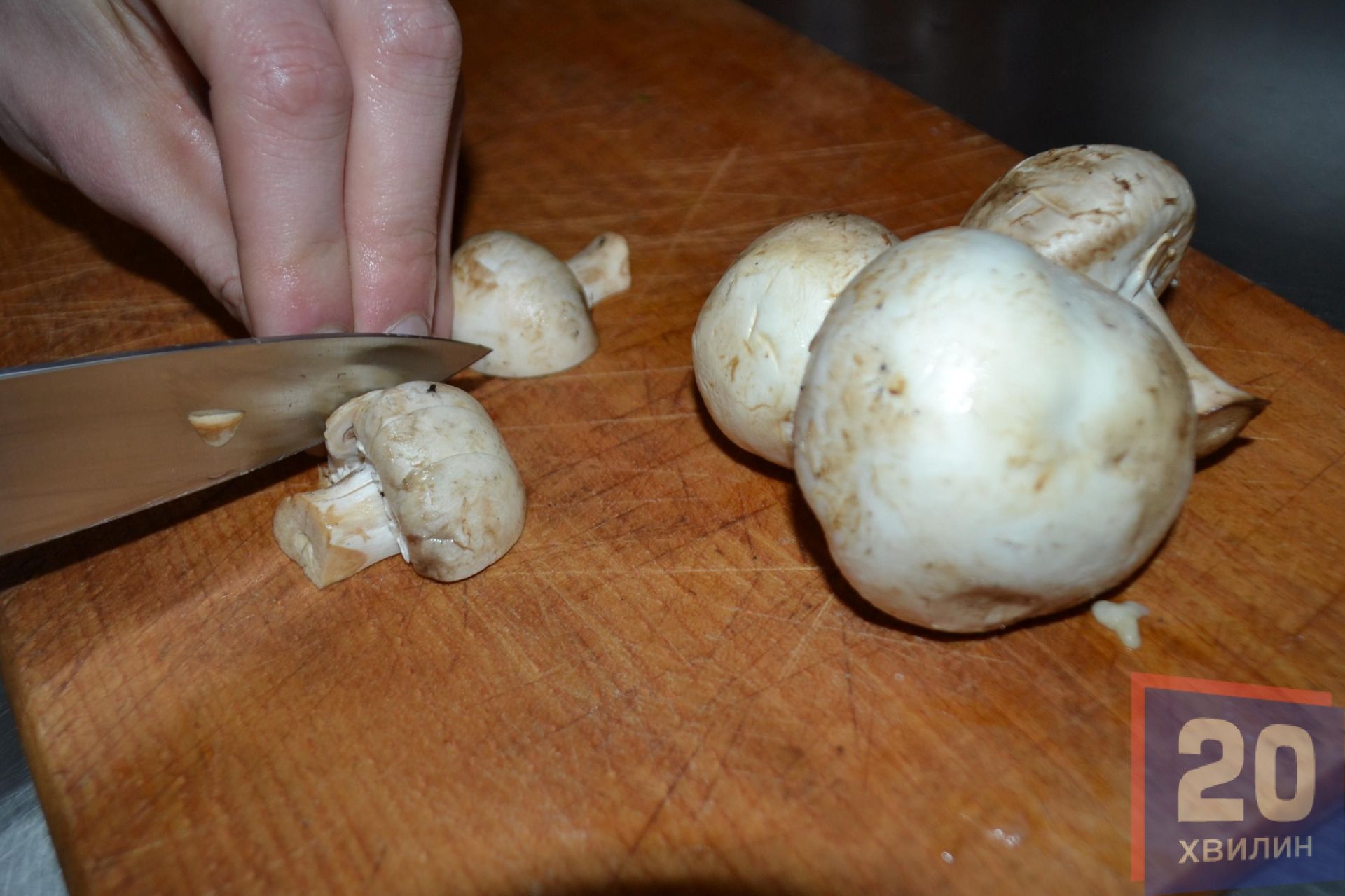 Почистити і нарізати гриби невеликими шматками, висипати у бульйон