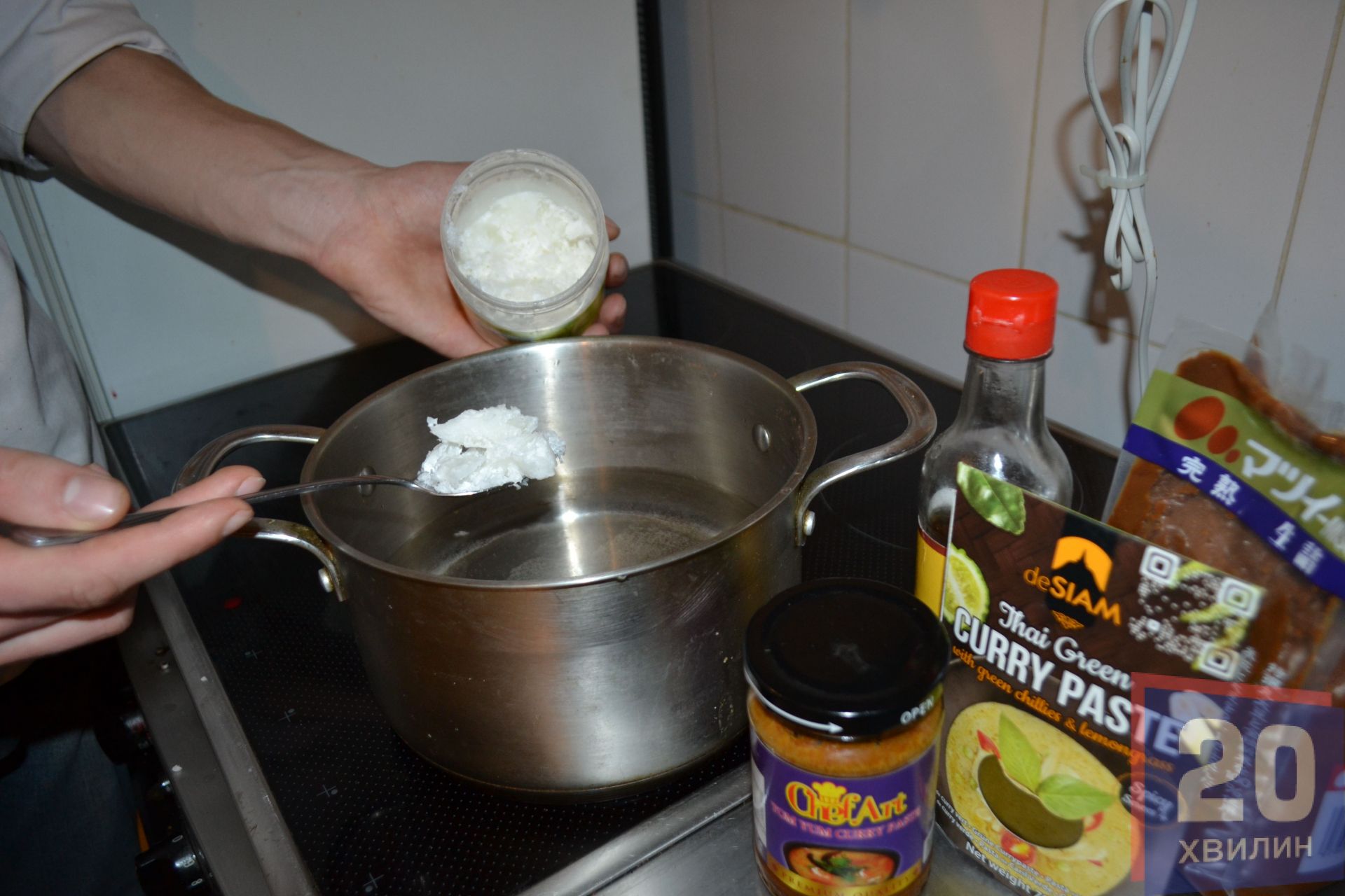 Додати до бульйону кокосове молоко, перець чилі, рибний соус, пасти