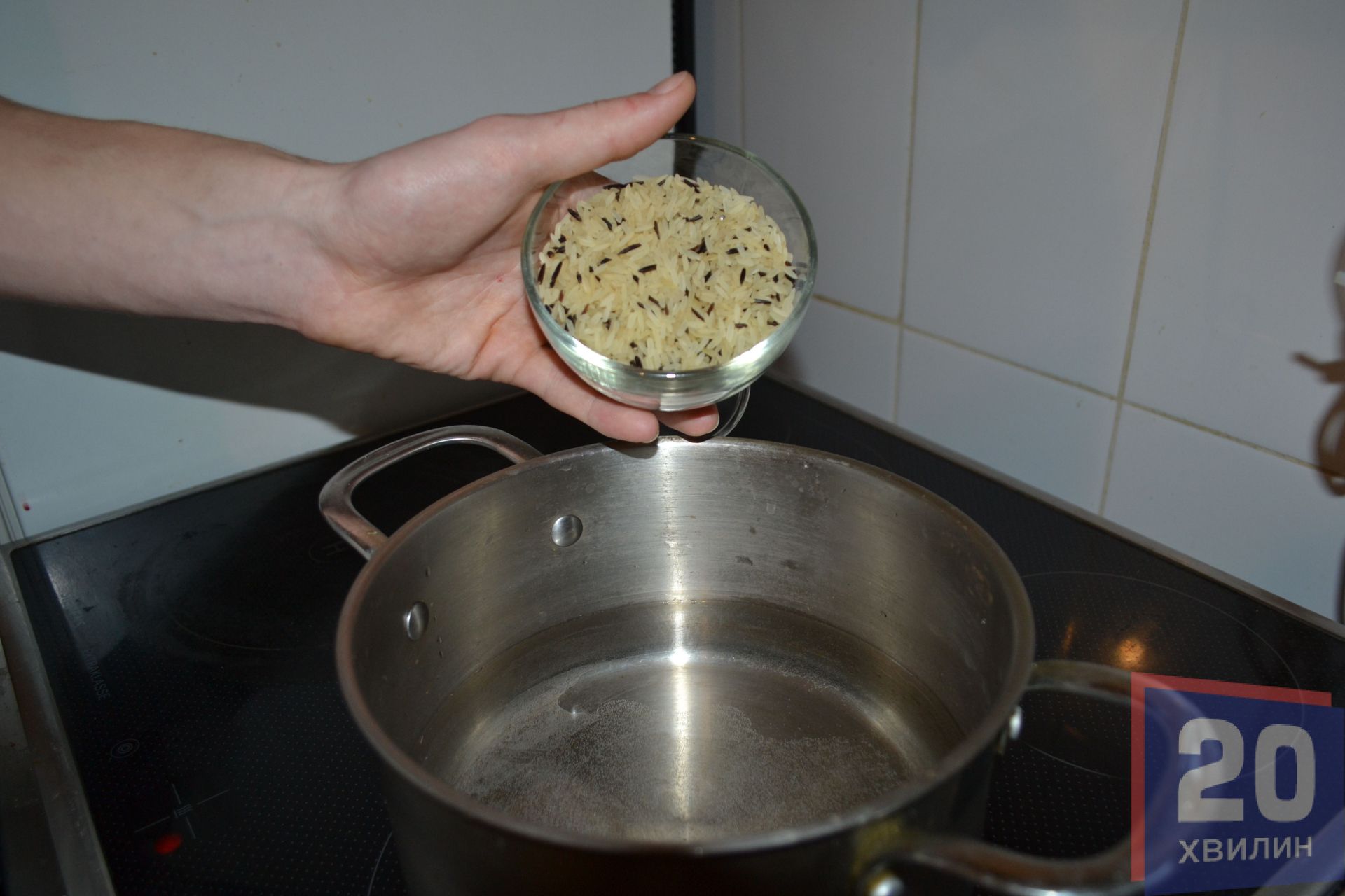 У бульйон засипати рис, варити до напівготовності, додати філе