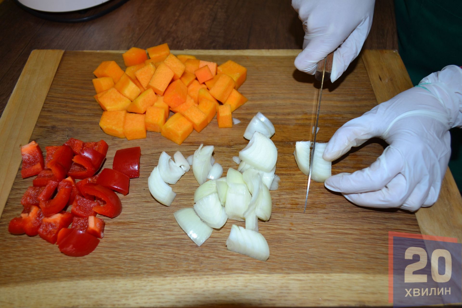 Почистити овочі, нарізати великими кубиками, пасерувати цибулю