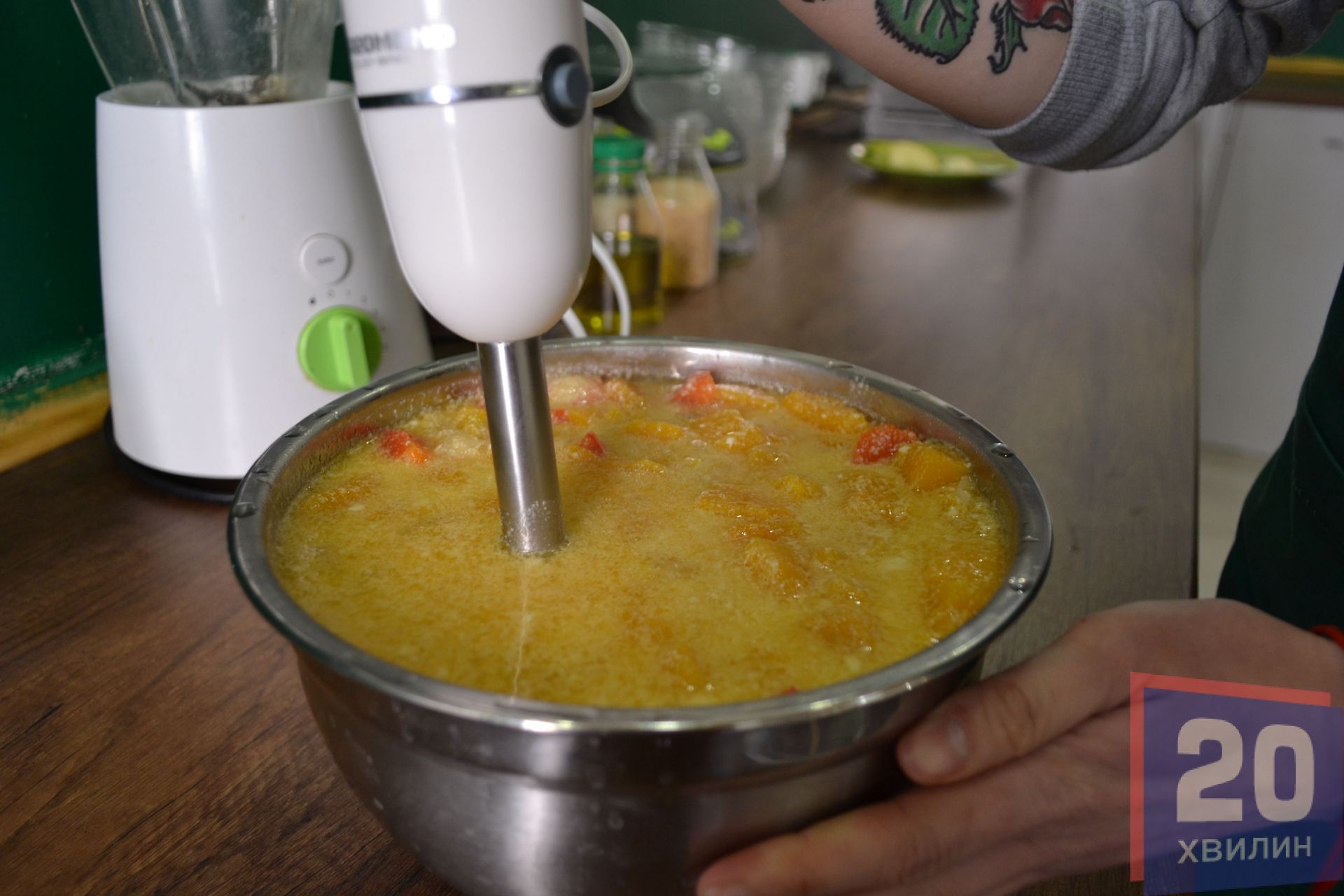 Пересипати суп у блендер, розім’яти до утворення однорідної маси