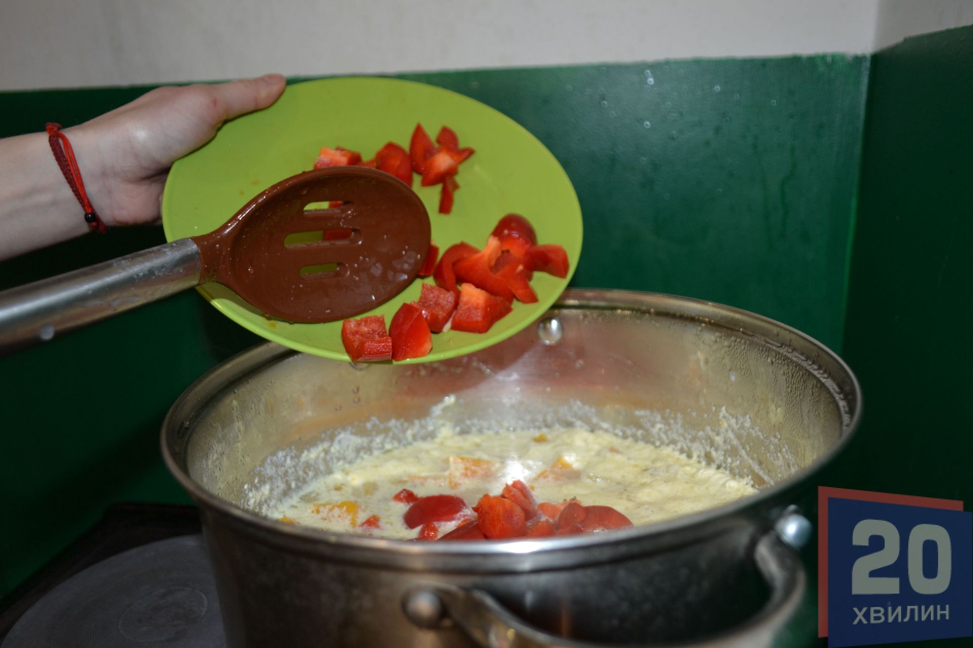 Додати кубики болгарського перцю, варити ще протягом п’яти хвилин