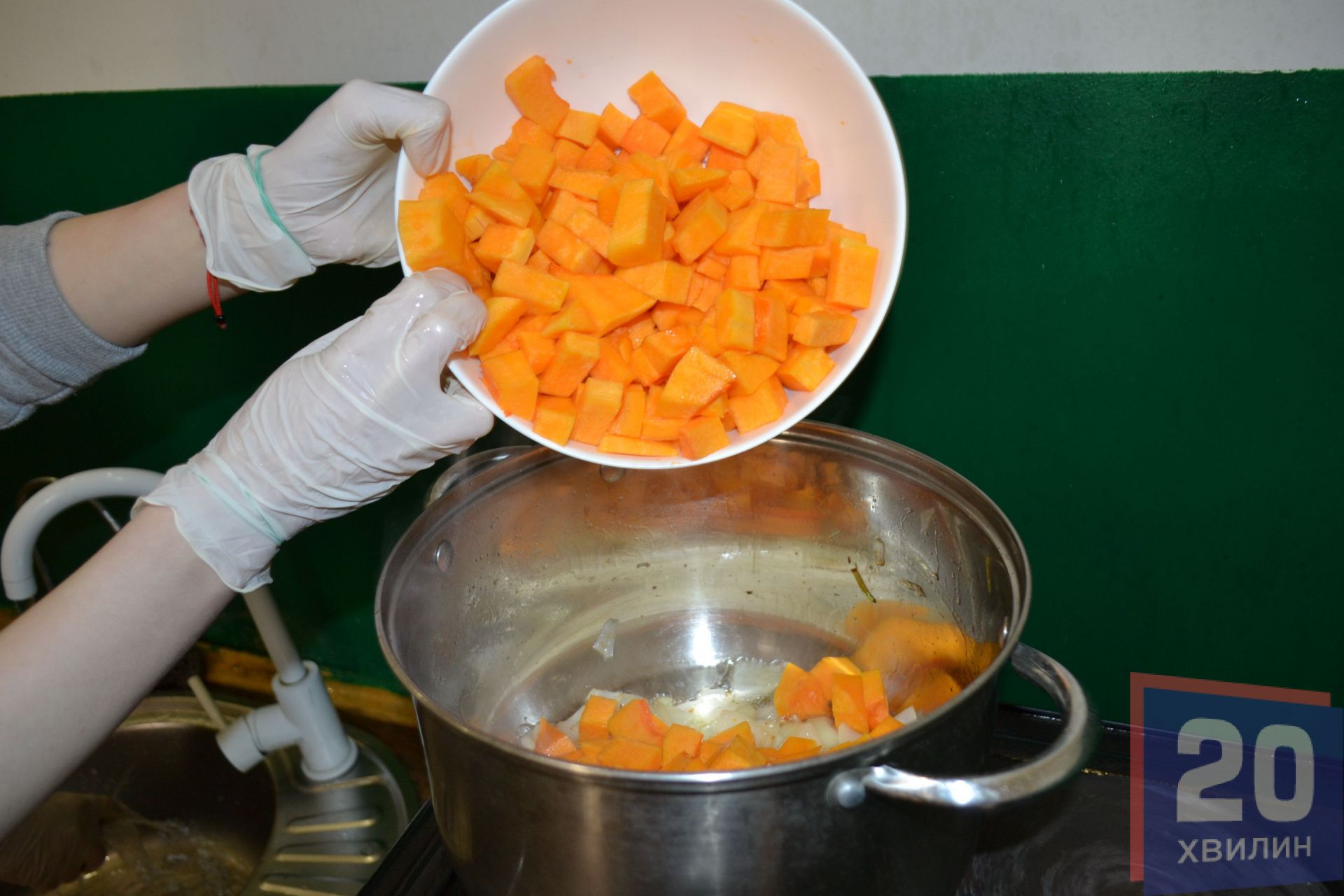 Додати м’якоть гарбуза, влити вершки, воду, посолити, варити 25 хв.