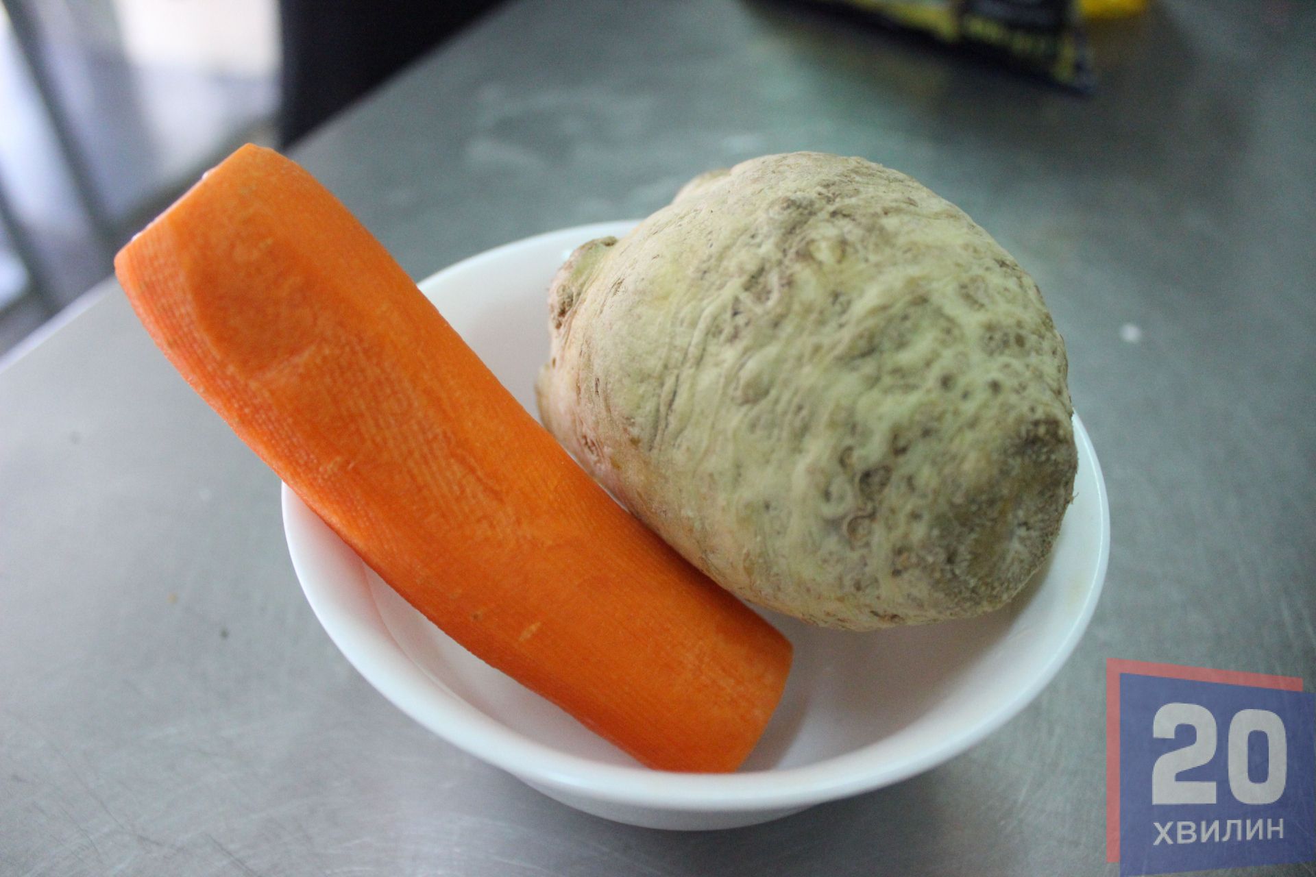 Підготувати усі необхідні продукти, м’ясо легко відбити та замаринувати. Відварити моркву та стручкову квасолю. Селеру відварити, злити воду та додати вершки і довести до готовності.