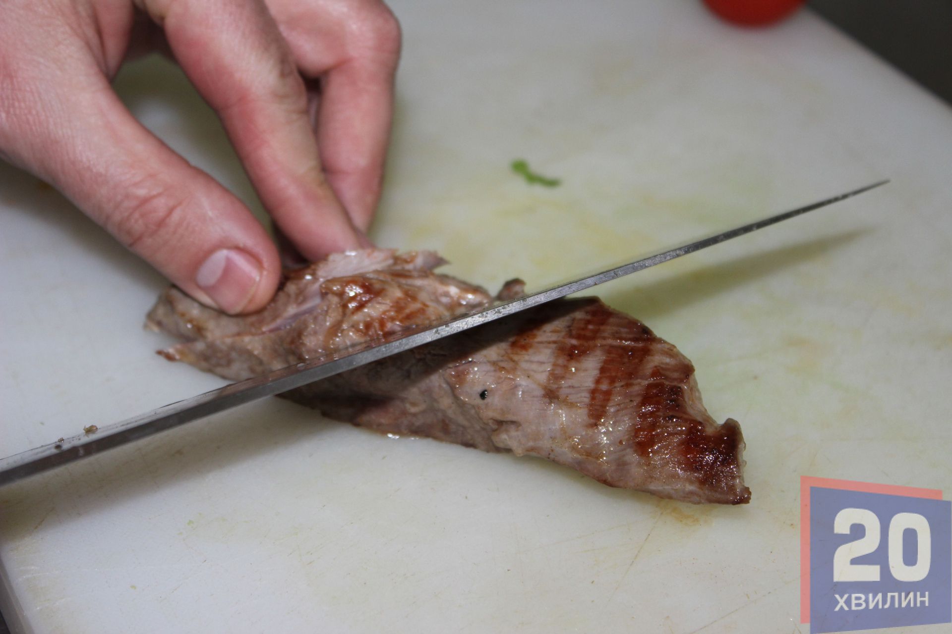 Нарізати м’ясо слайсами, товщиною 1 см, викласти поруч з пюре