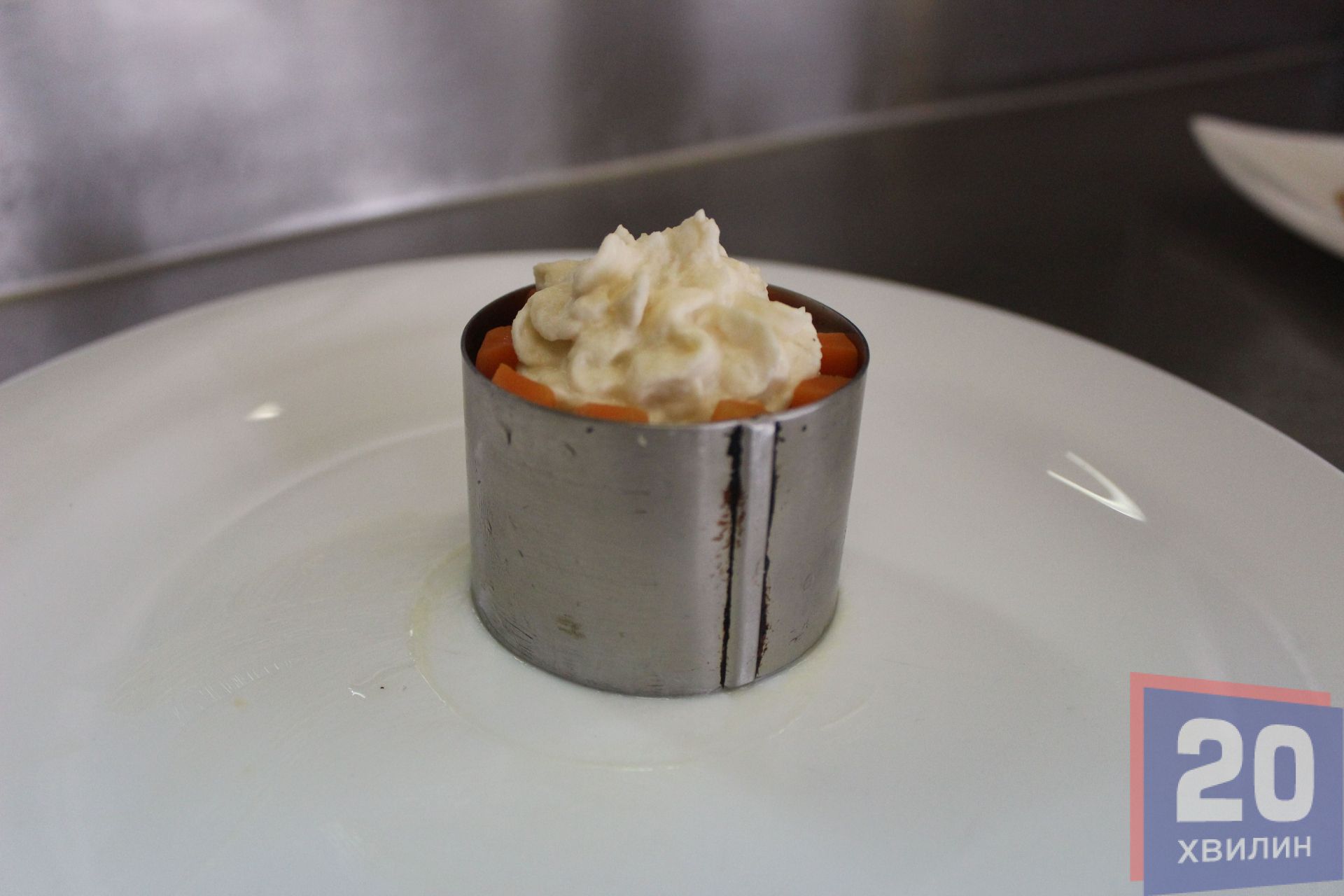 Квасолю та моркву викласти до стінок кільця у шахматному порядку. Всередину покласти пюре з селери. Запікати 10-15 хв