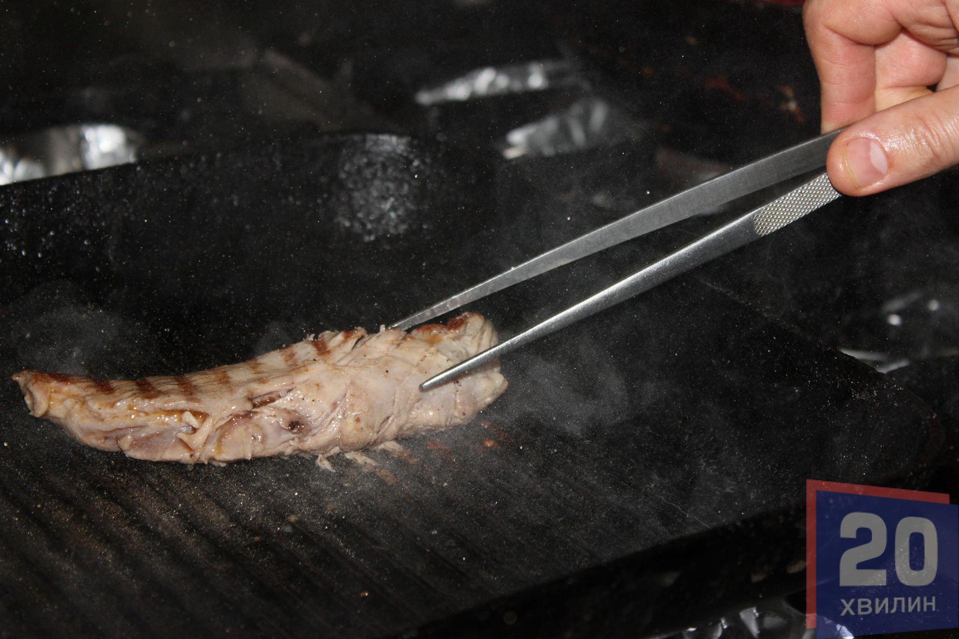 М’ясо піджарити на сковороді-гриль. Довести до готовності в духовці.