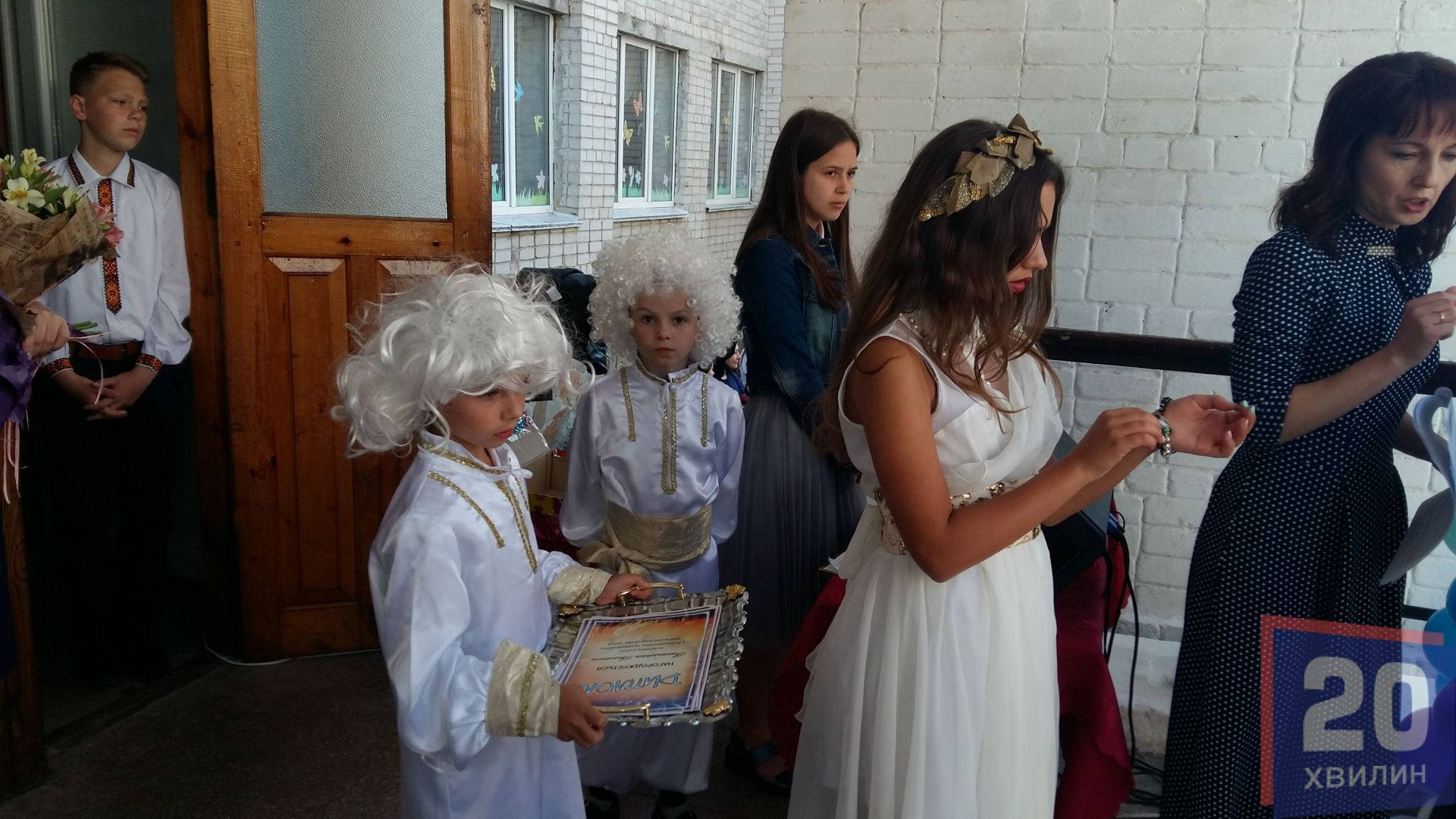 Афіна та її помічники Амурчики нагороджують переможців олімпіад, спортивних змагань і творчих конкурсів