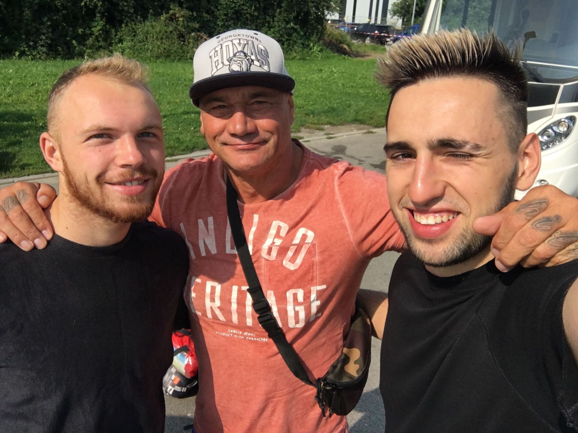 У Німеччині хлопців підвозив  водій, який працює охоронцем в нічному клубі і подорожує світом. Він має чорний пояс з тейквандо.