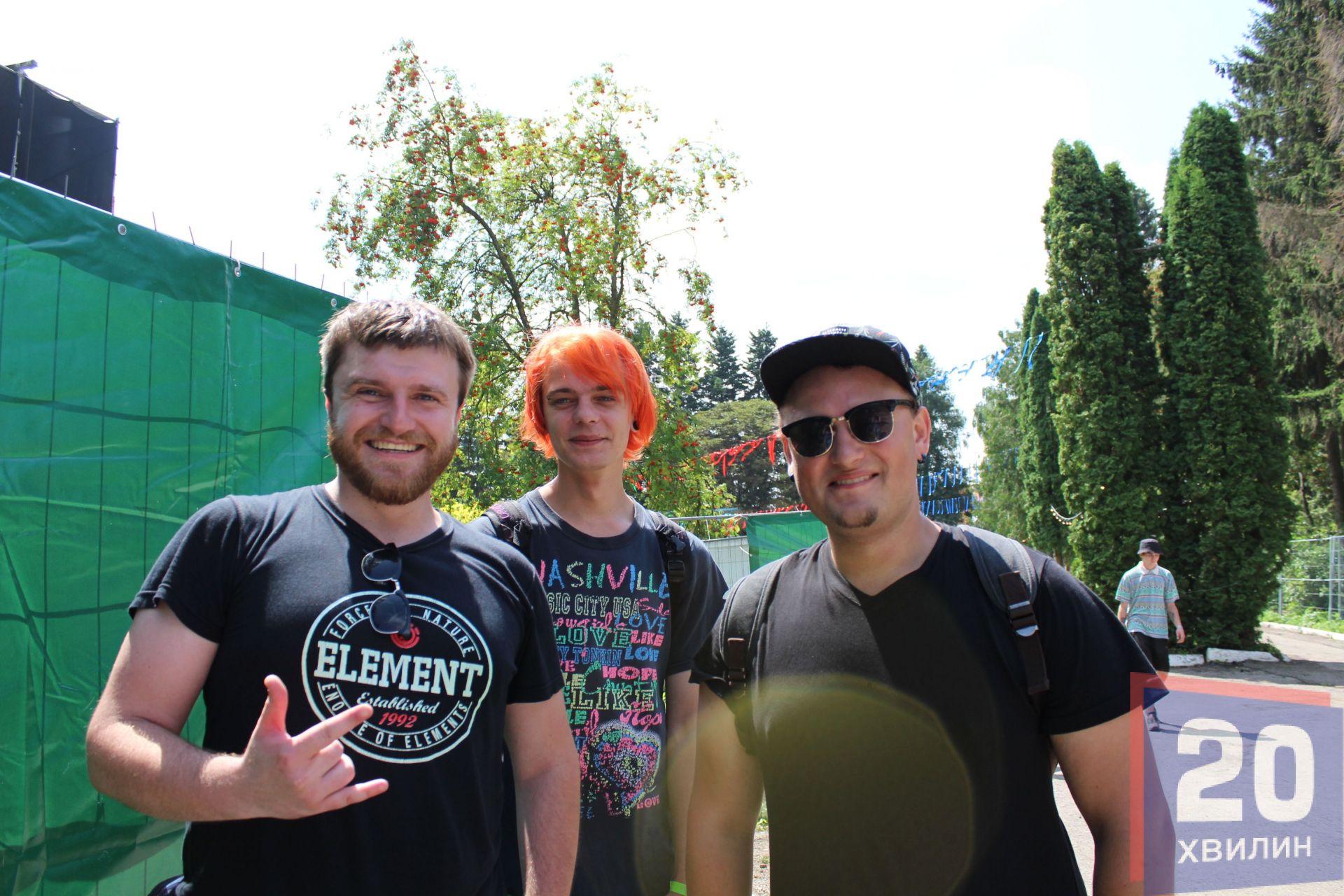 Алкін (Олександр - прим. ред.) приїхав із Києва.
- Від фестивалю очікую музики та драйву, - каже хлопець.
Його друг Сергій із Сан-Франциско прибув на «Файне місто» вперше.
- Чудова природа, озеро, фестиваль  - гарна атмосфера для відпочинку. Не дуже знаю хедлайнерів, буду просто насолоджуватись і відриватися.
Макс з Києва теж приїхав заради музики.
- Подобається «важка» музика, сподіваюсь тут її буде вдосталь. А ще відпочити, посміятися, поплавати в озері, поспілкуватися з новими людьми, - розповідає хлопець.