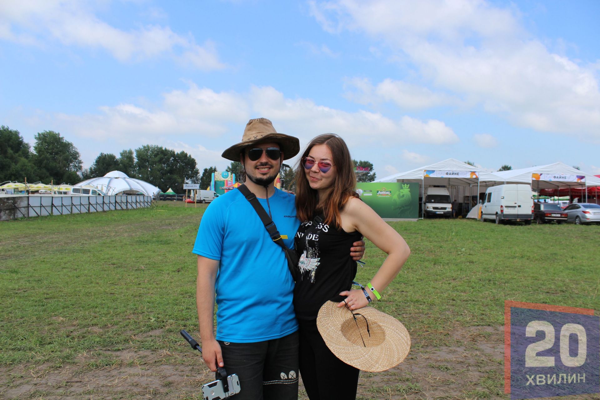 Наталя з хлопцем приїхали з Івано-Франківська.
- Я як учасник ярмарку очікую хороших продажів прикрас з полімерної глини, позитиву, - каже дівчина.
- Приїхав допомагати Наталі та фестивалити. Хочеться цікавих атракцій, концертів з гарним звуком, двіжів, слемів. Очікував дешевого пива, та не вийшло (сміється - прим. ред.)