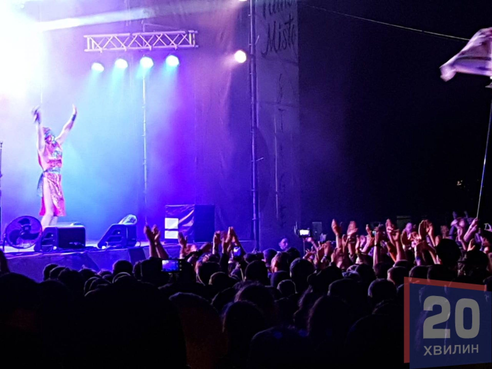 Учасники гурту “Хамерман знищує віруси” під час нічного виступу передали привіт франківчанам і меру Івано-Франківська. Також музиканти подякували тернополянам за відкритість та круту атмосферу.