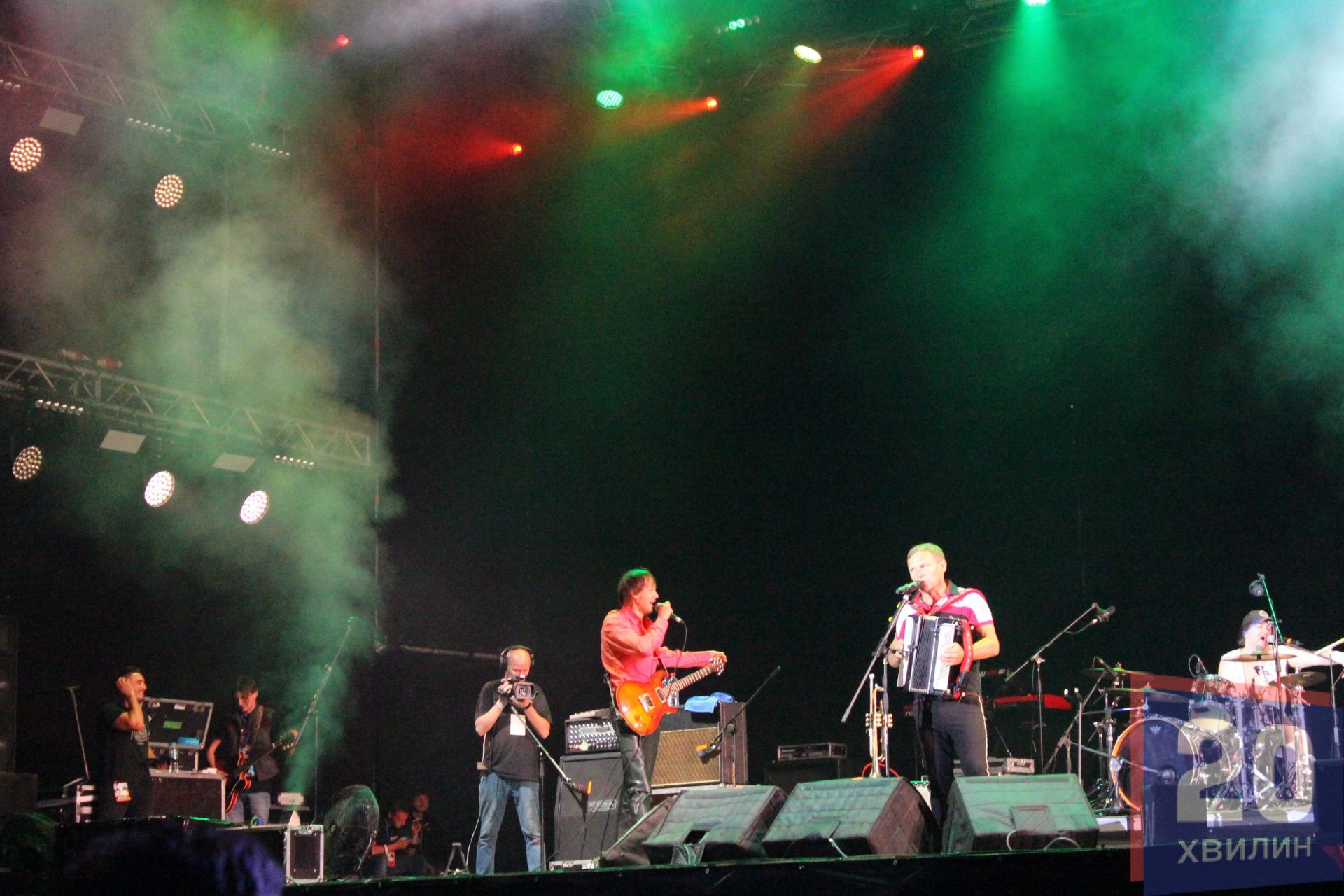 Гурт “Воплі Відоплясова” зарядив енергетикою усіх: від малого до старого.  Стрибали та підспівували навіть ті, які не зовсім знали текстів пісень. Біля сцени час від часу утворювалися живі “паровозики”, до яких приєднувались усі бажаючі. Олег Скрипка поміж композицій читав уривки поезій.