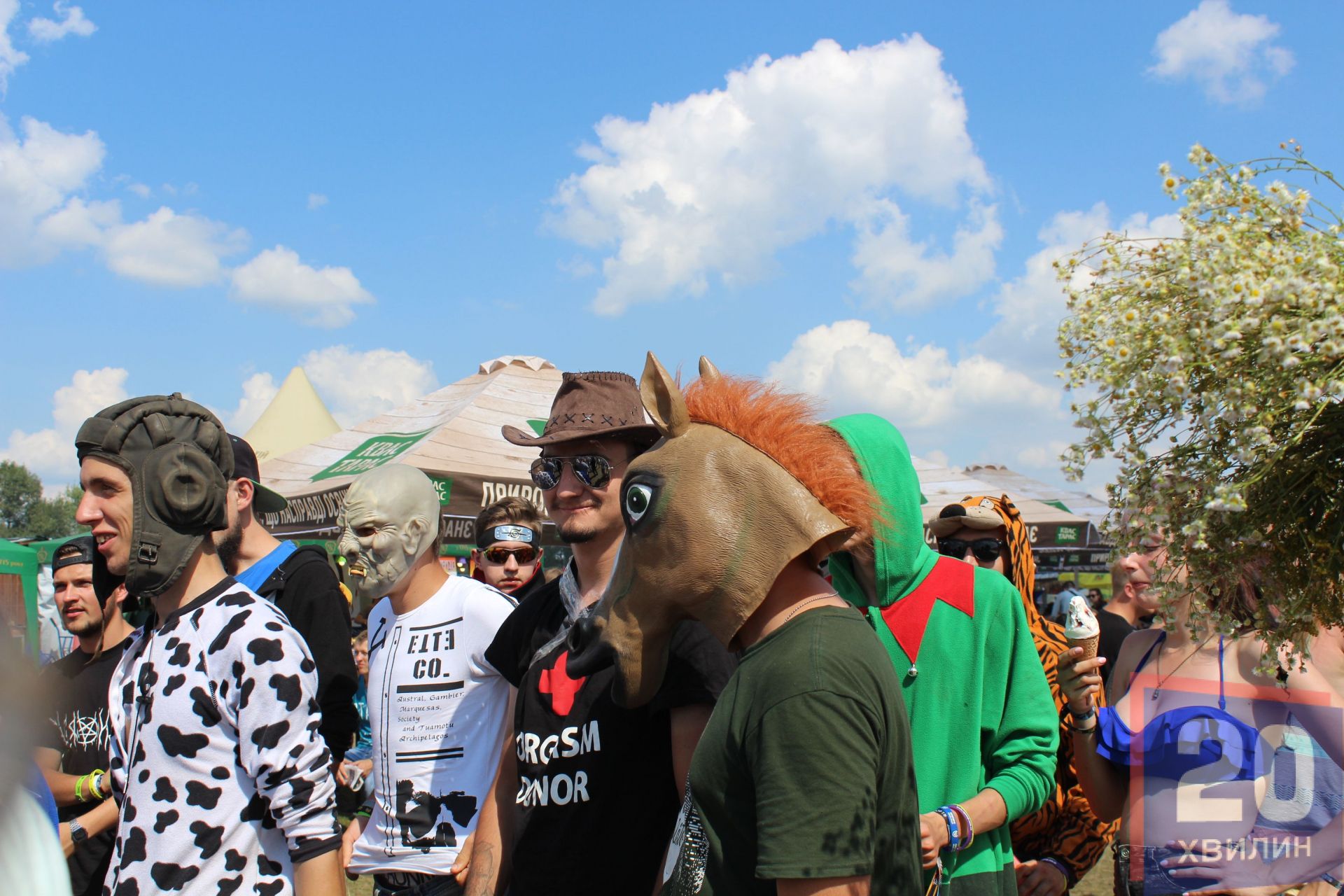 В образі коня - Іван з Миколаєва, поряд з ним - друг Олександр. Костюми вибрали з того, що було під руками. Кажуть, що найважливіше - це піднімати настрій людям.