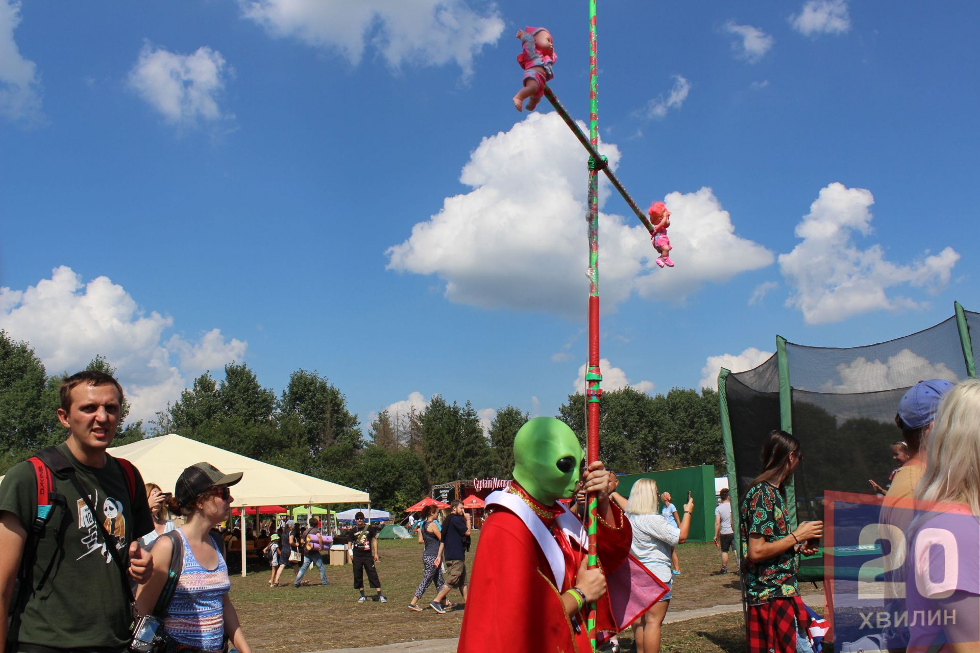 Богдан із Одеси в образі інопланетянена-вірянена. В його руках - хрест із примотаними ляльками. Богдан розповів, що вибрав такий образ, бо це цікаво.