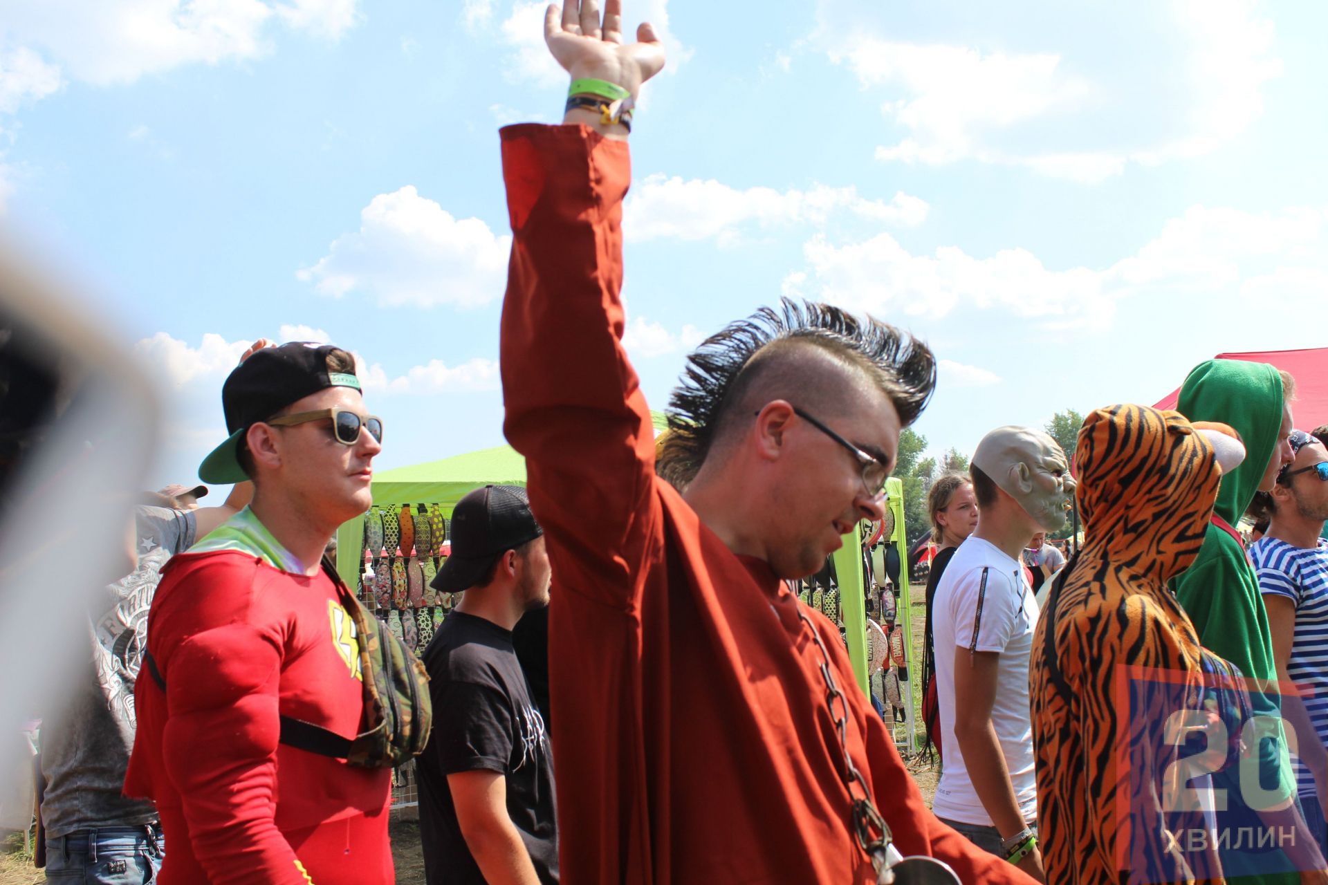 Учасники карнавальної ходи вдягнули дивні костюми.