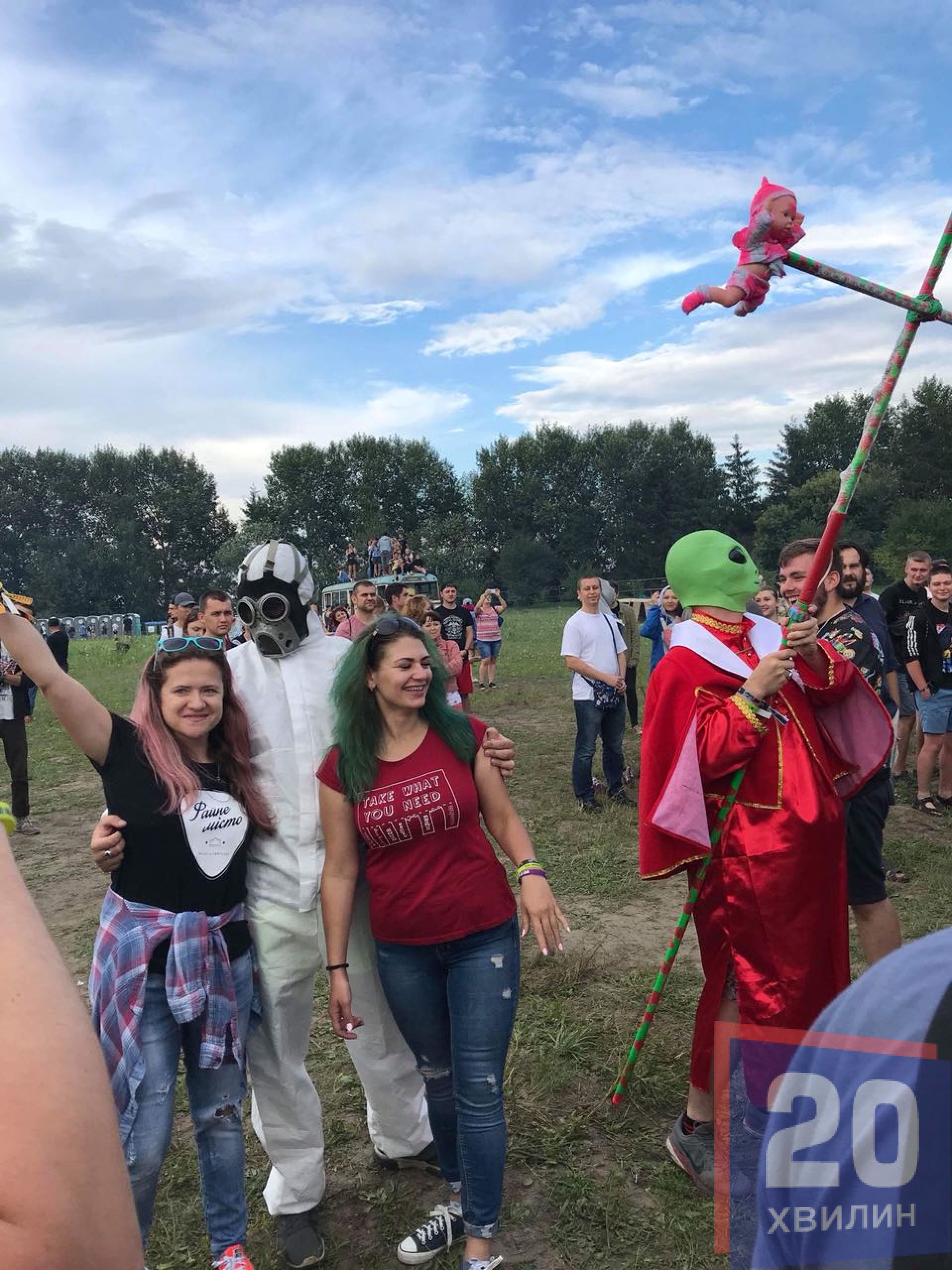 Інопланетянин з примотаними до хреста ляльками  розгулював біля DARK STAGE. Фото з ним прикрасило не одну сторінку в соцмережах.