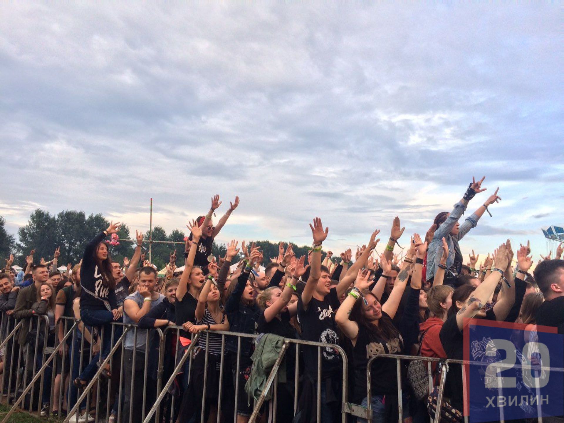 Біля сцен люди танцювали, стрибали, підспівували. Хлопці пропонували дівчатам залазити на плечі, щоб ті могли краще бачити виконавців.