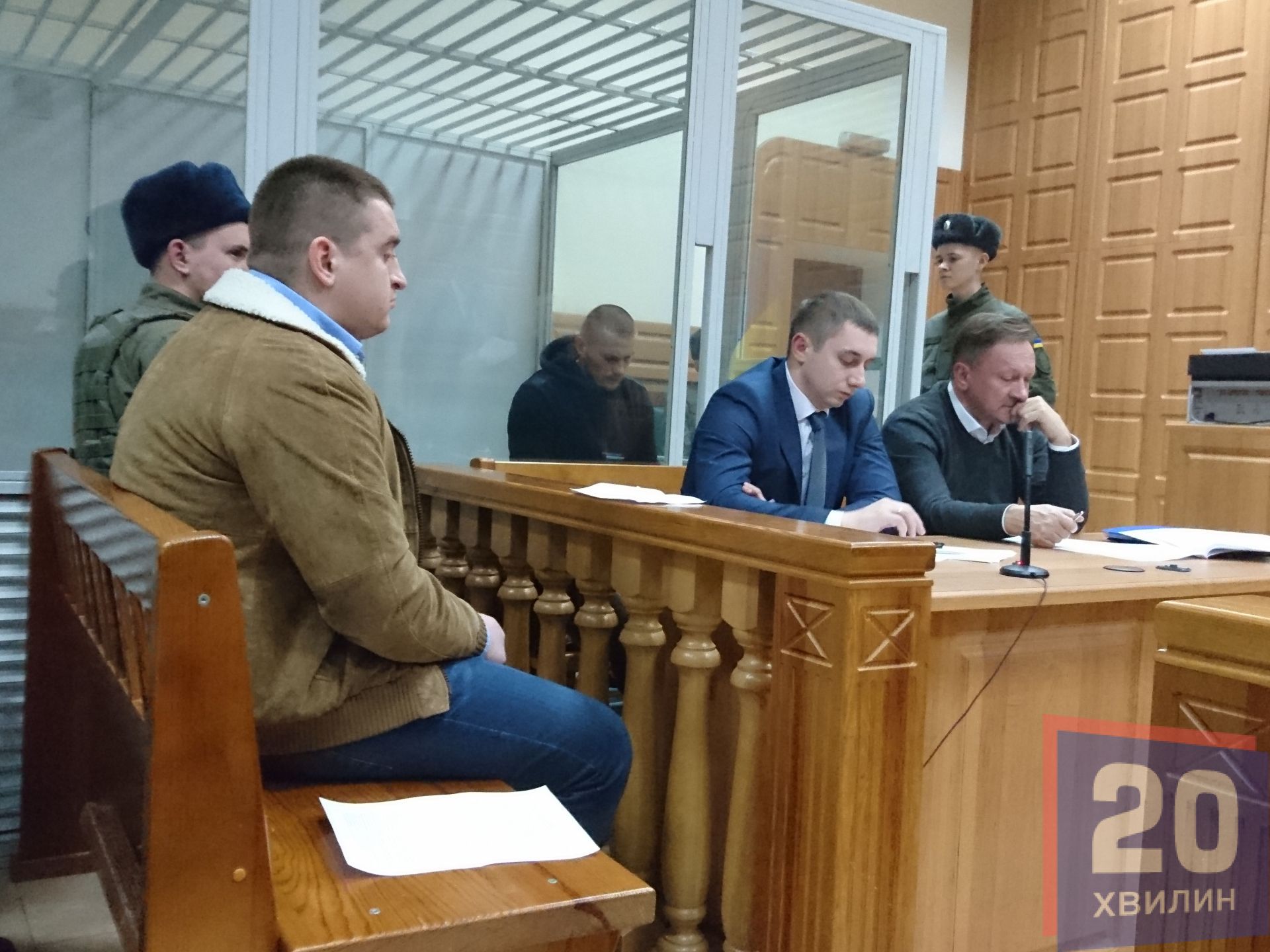 Сергій Терендех - під вартою.  Володимир Біляшевич - у коричневій куртці