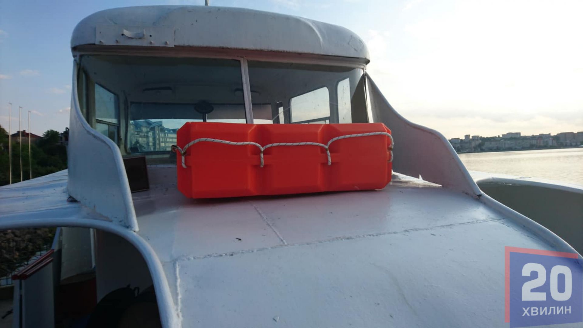 Оновили рятувальні засоби. Окрім жилетів на судні тепер є ще рятувальний пліт. У випадку, якщо щось трапиться, то в цей рятувальний засіб поміститься 8 осіб