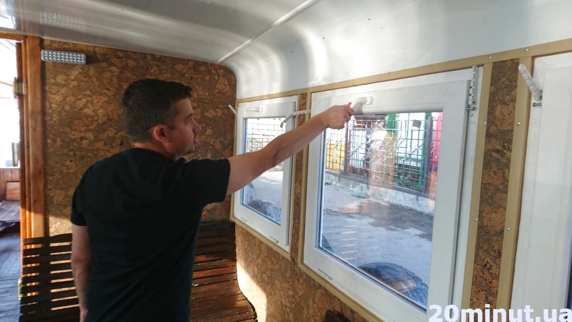 На судні замінили ілюмінатори. Раніше вони були іншої форми і відкривалися знизу догори. Тепер поставили металопластикові вікна із захистом та фіксаторами задля безпеки пасажирів