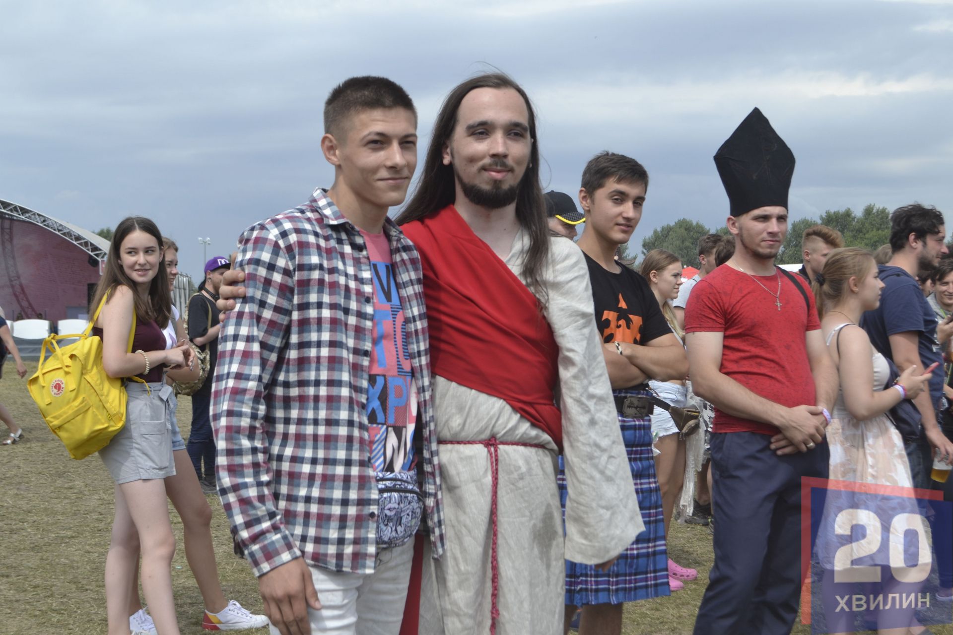 Із хлопцем Артемом із Сум, який ходить переодягнутий в образ Ісуса, часто фотографують інші фестивальники.