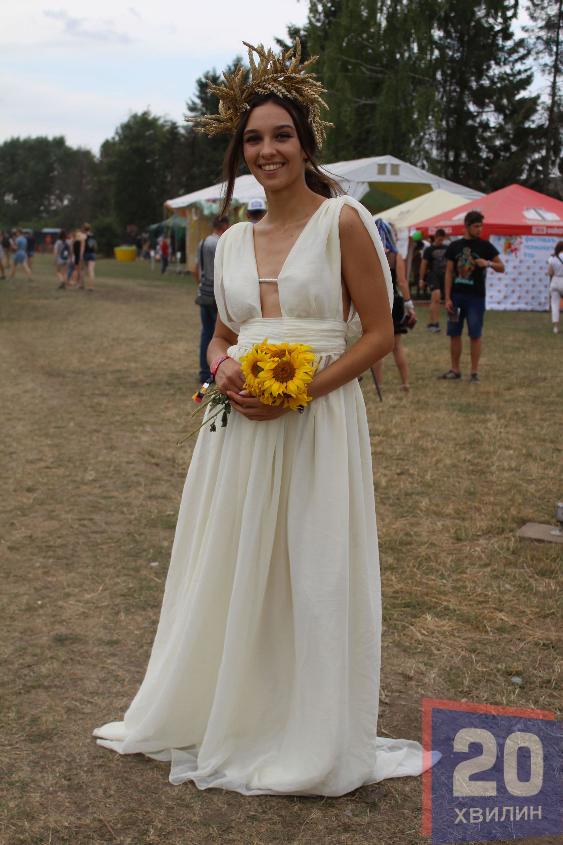 Настя на фесті одягнута у білу сукню та зробила собі віночок із пшениці, щоб виглядати святково на своїй “церемонії одруження”.