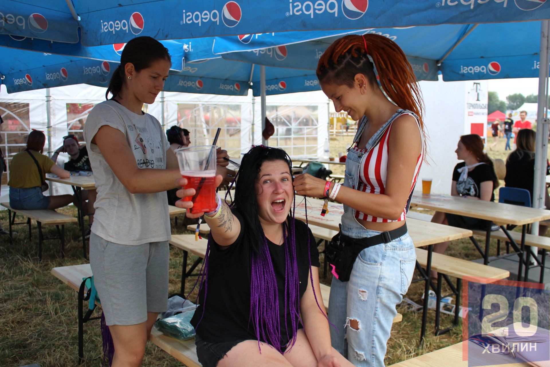 Фестивальники часто фарбують волосся на самій території фесту.