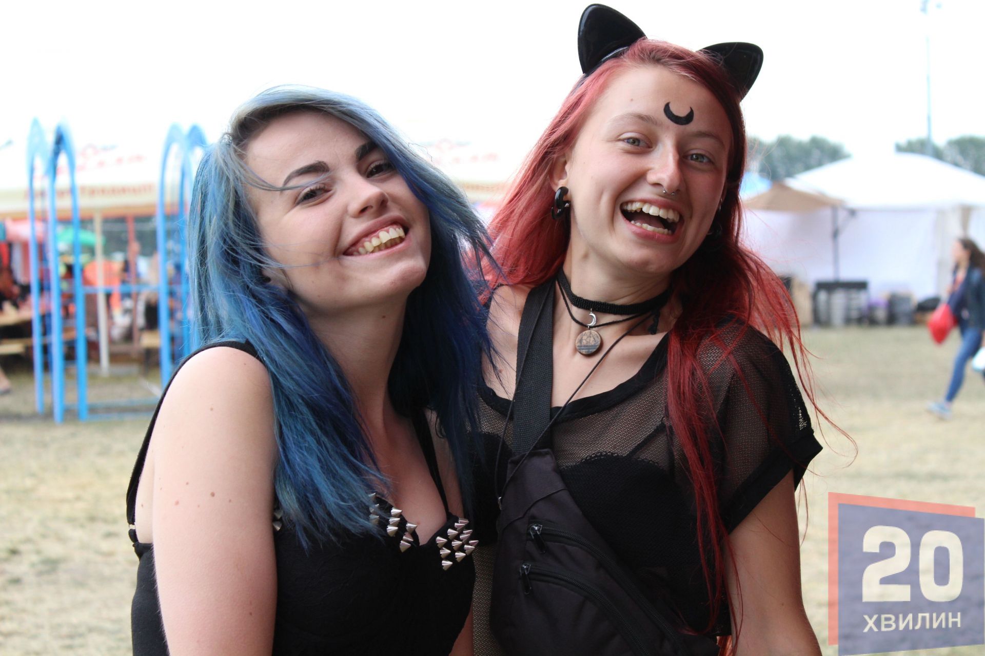 Інна із Вінниці взагалі вирішила на “Файному” заплести собі дреди.