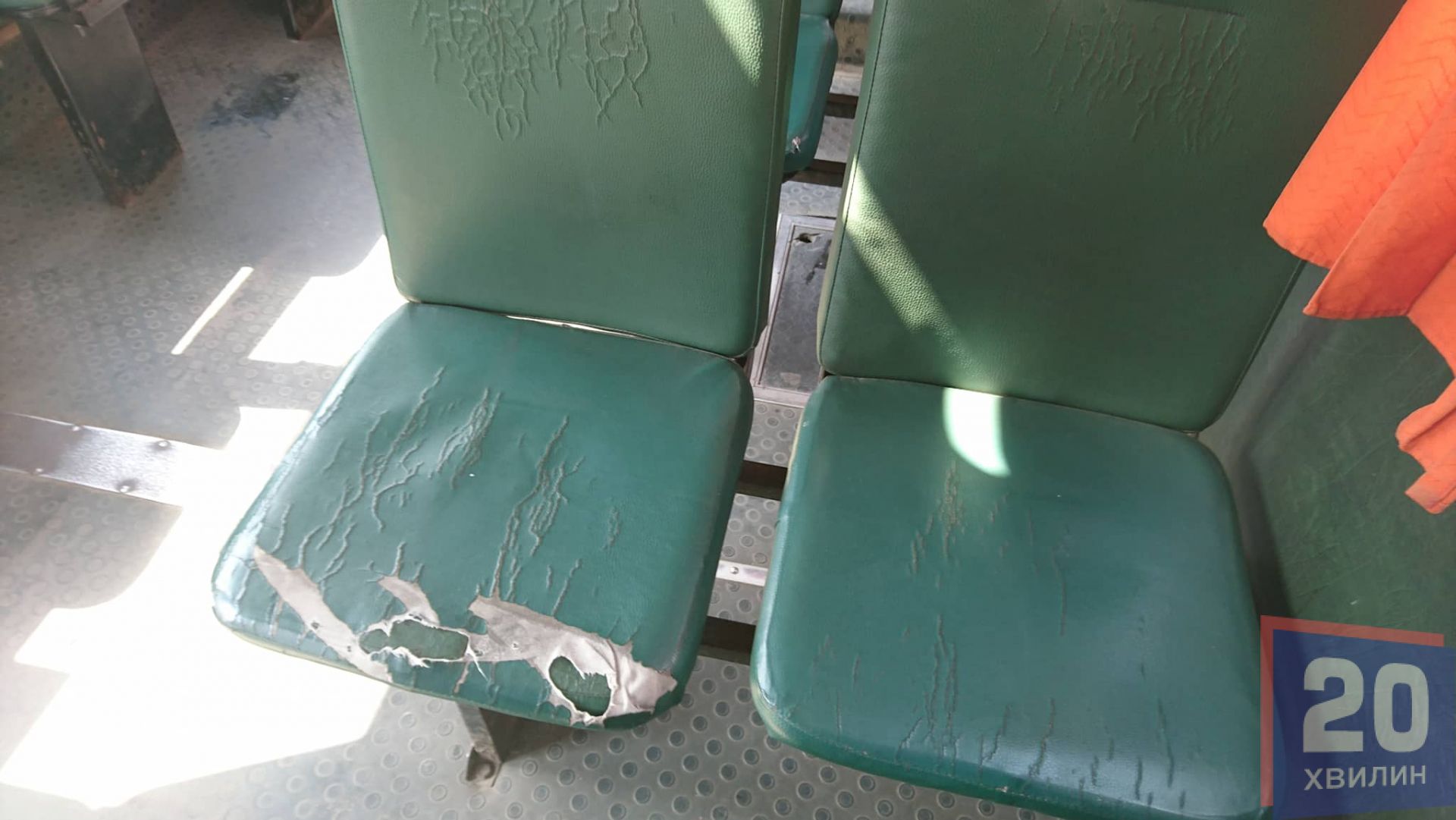 Сидіння у тернопільських маршрутках буває різним: подертим, обписаним, м’яким, твердим. Або взагалі виламаним. Деякі перевізники намагаються пошкодженні сидіння приводити в порядок і роблять на них своєрідні чохли.