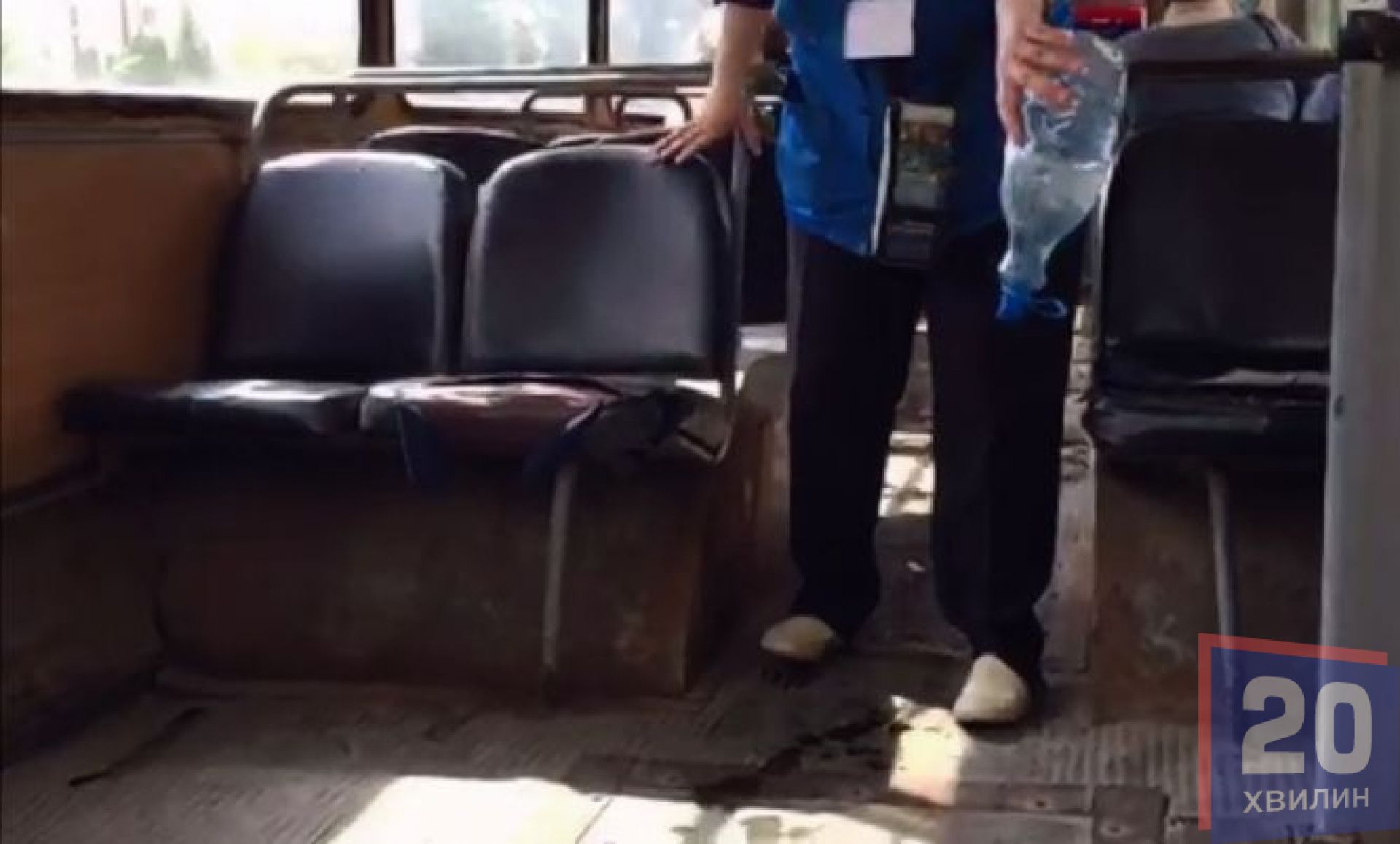 На запитання чому кондуктори у тролейбусах поливають підлогу із плашки, директор КП “Тернопільелектротранс” запитав у журналістки чи є кондиціонер у неї вдома