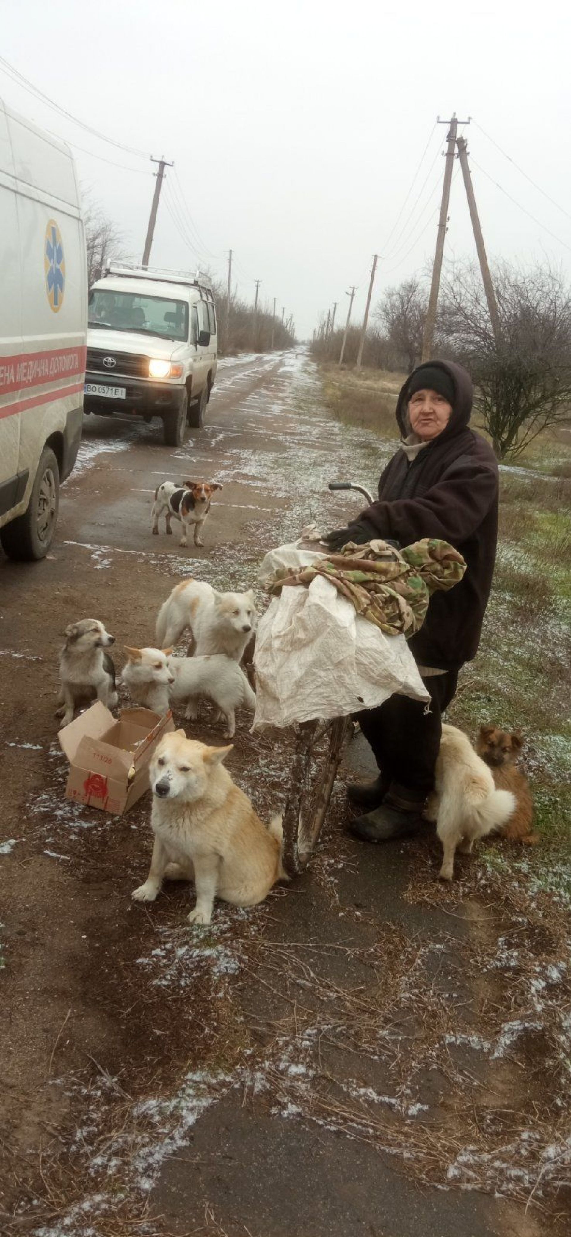 Жінка, яка єдина залишилась у селі - разом зі своїми собаками, котами і двома ручними курками