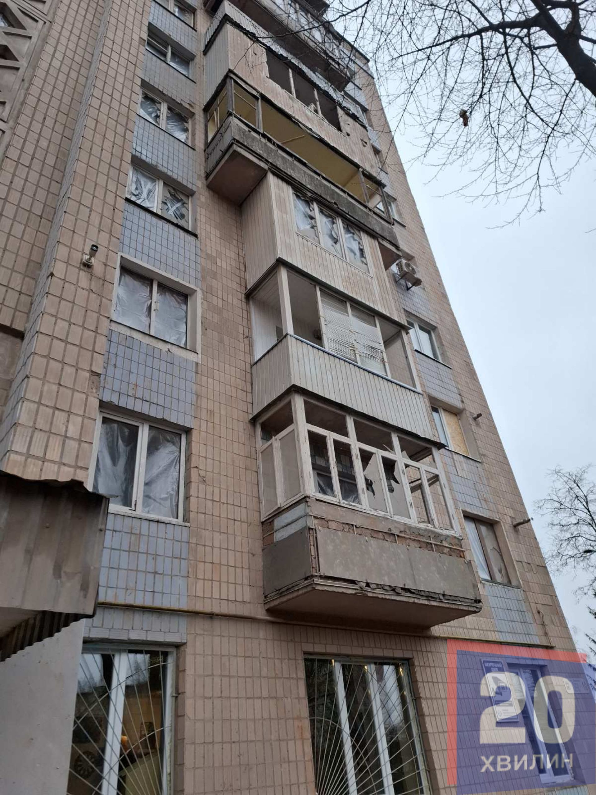 «Бруківку поруч з домом кладуть, а ми мерзнемо»: будинок на Стуса, 10 досі без вікон