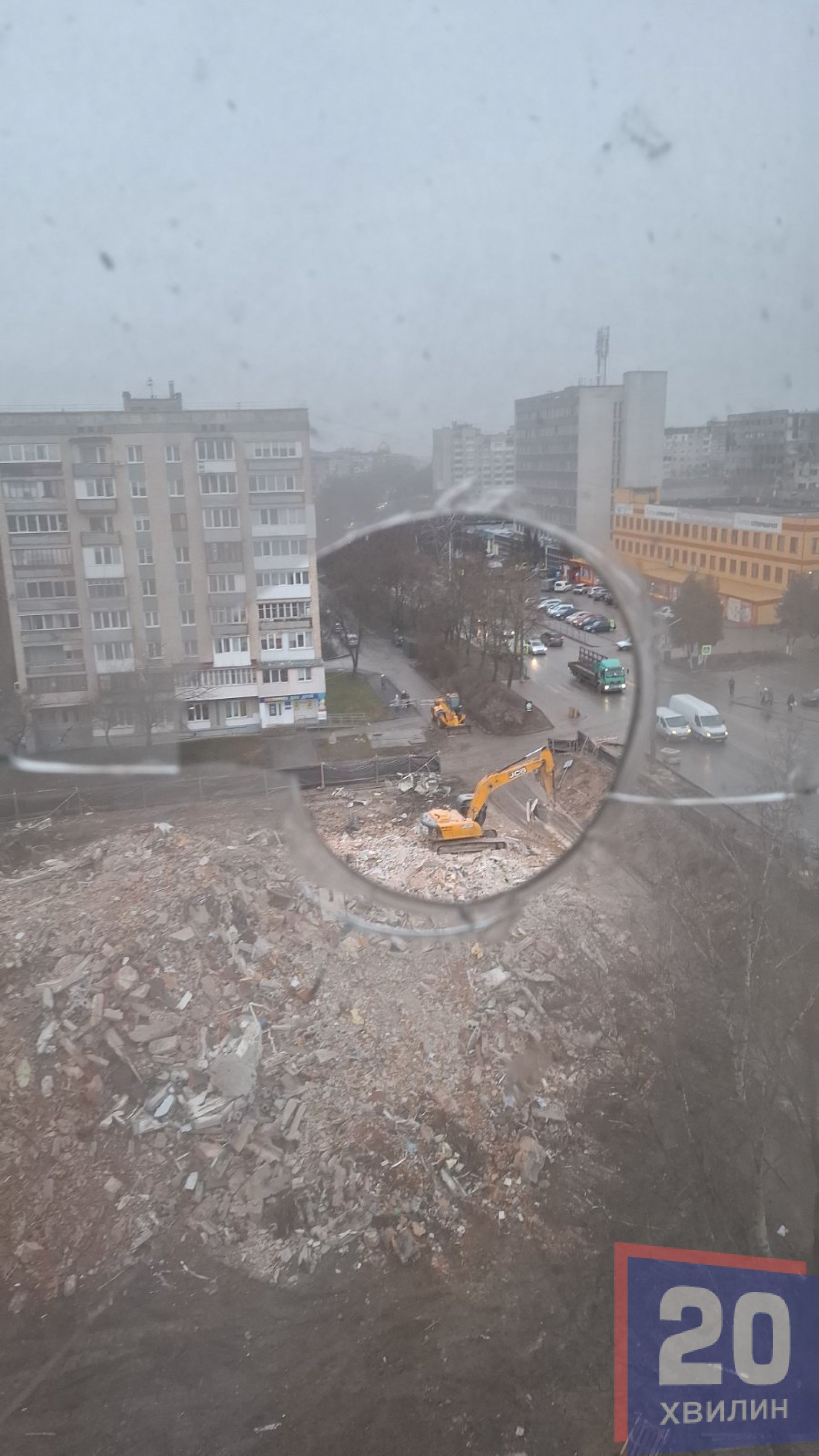 «Бруківку поруч з домом кладуть, а ми мерзнемо»: будинок на Стуса, 10 досі без вікон