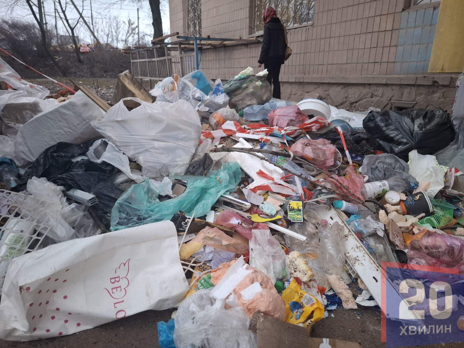 «Бруківку поруч з домом кладуть, а ми мерзнемо»: будинок на Стуса, 10 досі без вікон