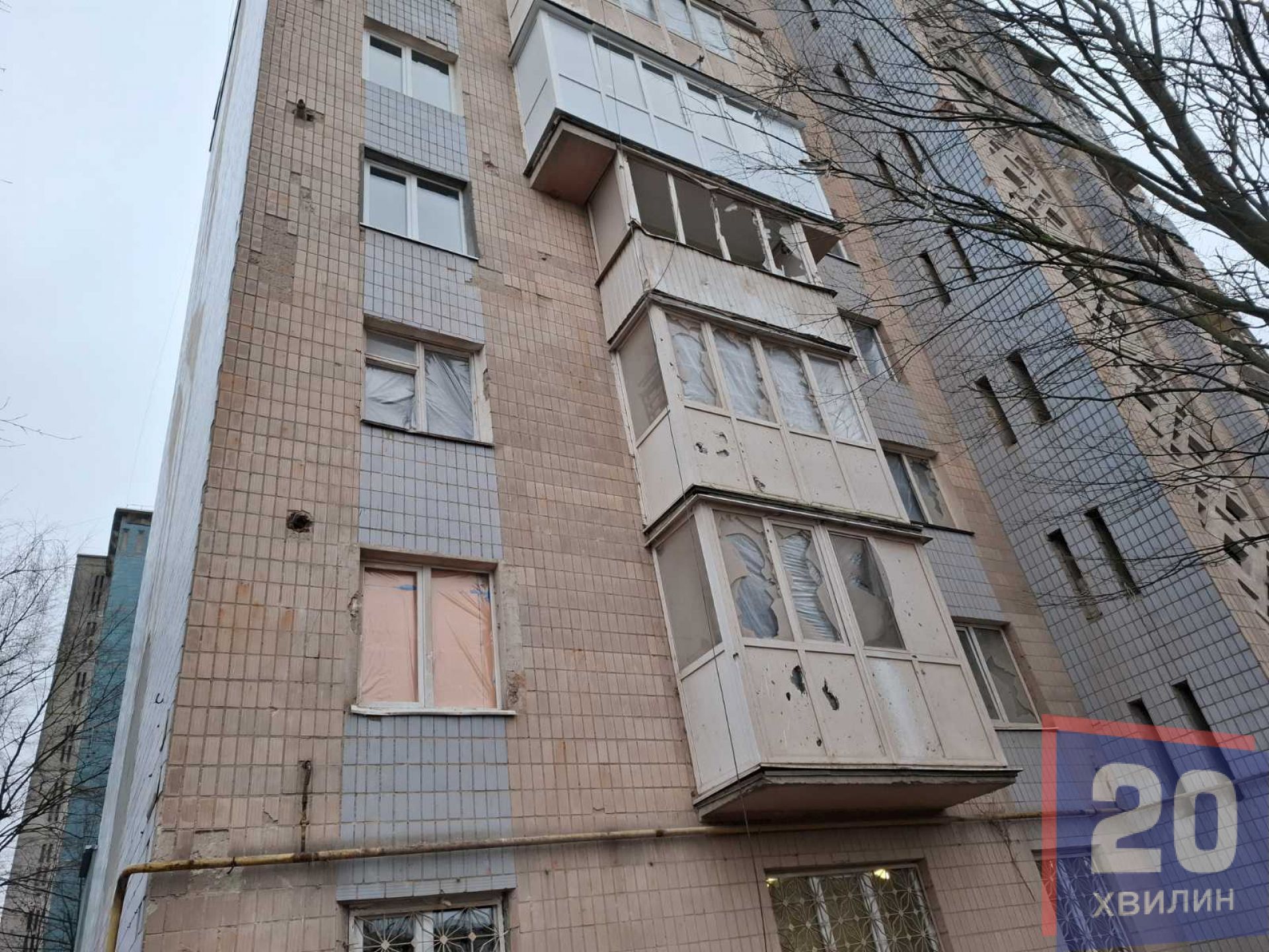 «Бруківку поруч з домом кладуть, а ми мерзнемо»: будинок на Стуса, 10 досі без вікон