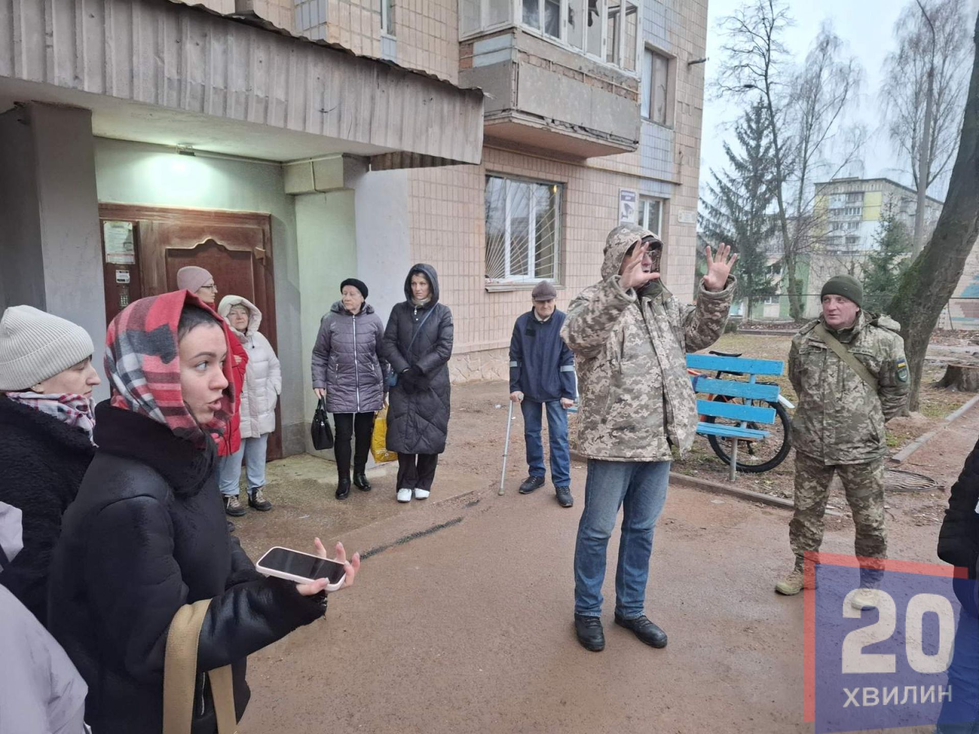 «Бруківку поруч з домом кладуть, а ми мерзнемо»: будинок на Стуса, 10 досі без вікон