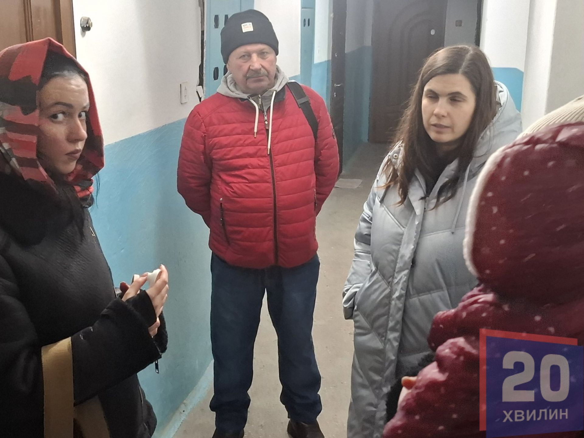 «Бруківку поруч з домом кладуть, а ми мерзнемо»: будинок на Стуса, 10 досі без вікон