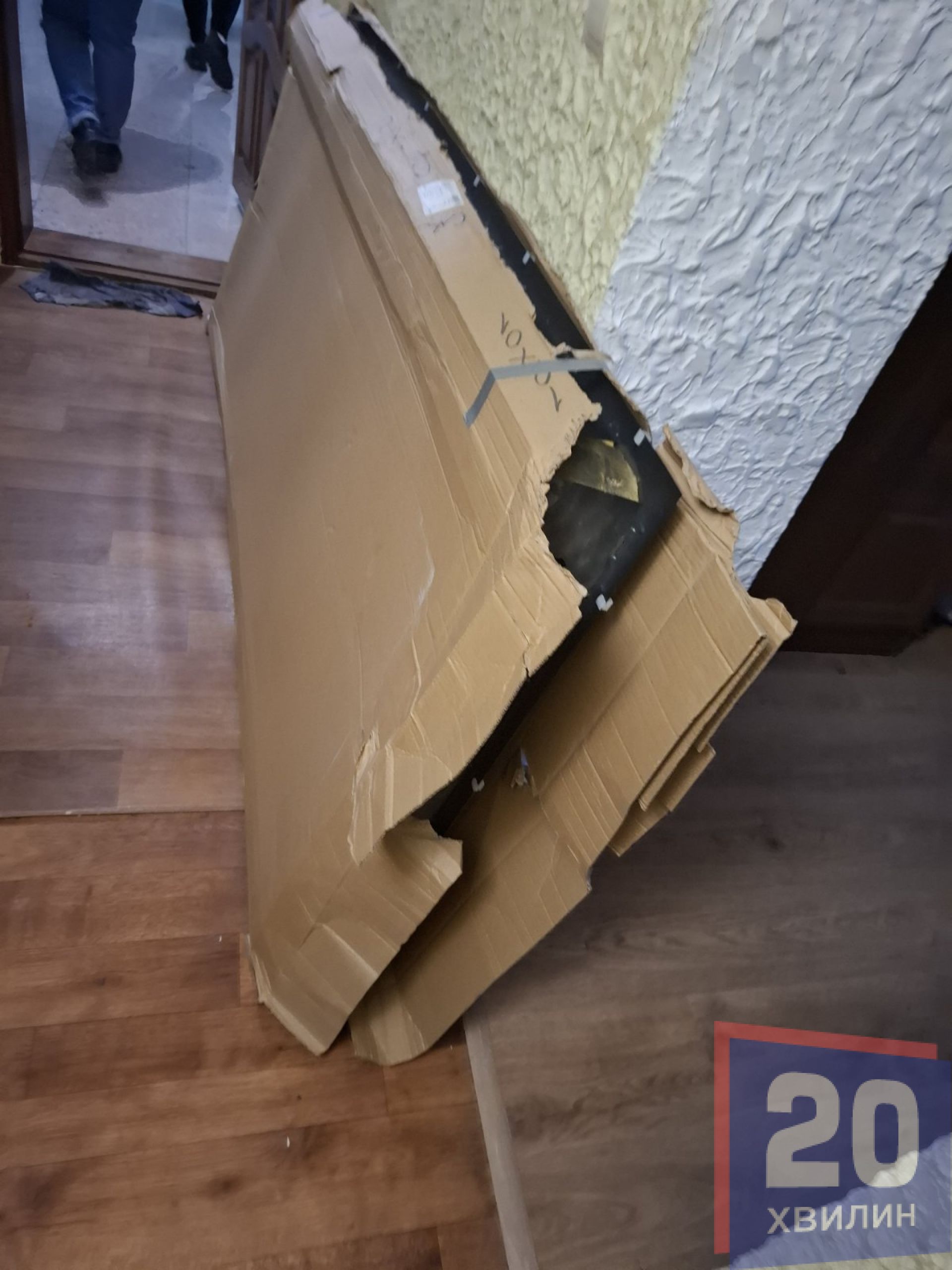 «Бруківку поруч з домом кладуть, а ми мерзнемо»: будинок на Стуса, 10 досі без вікон