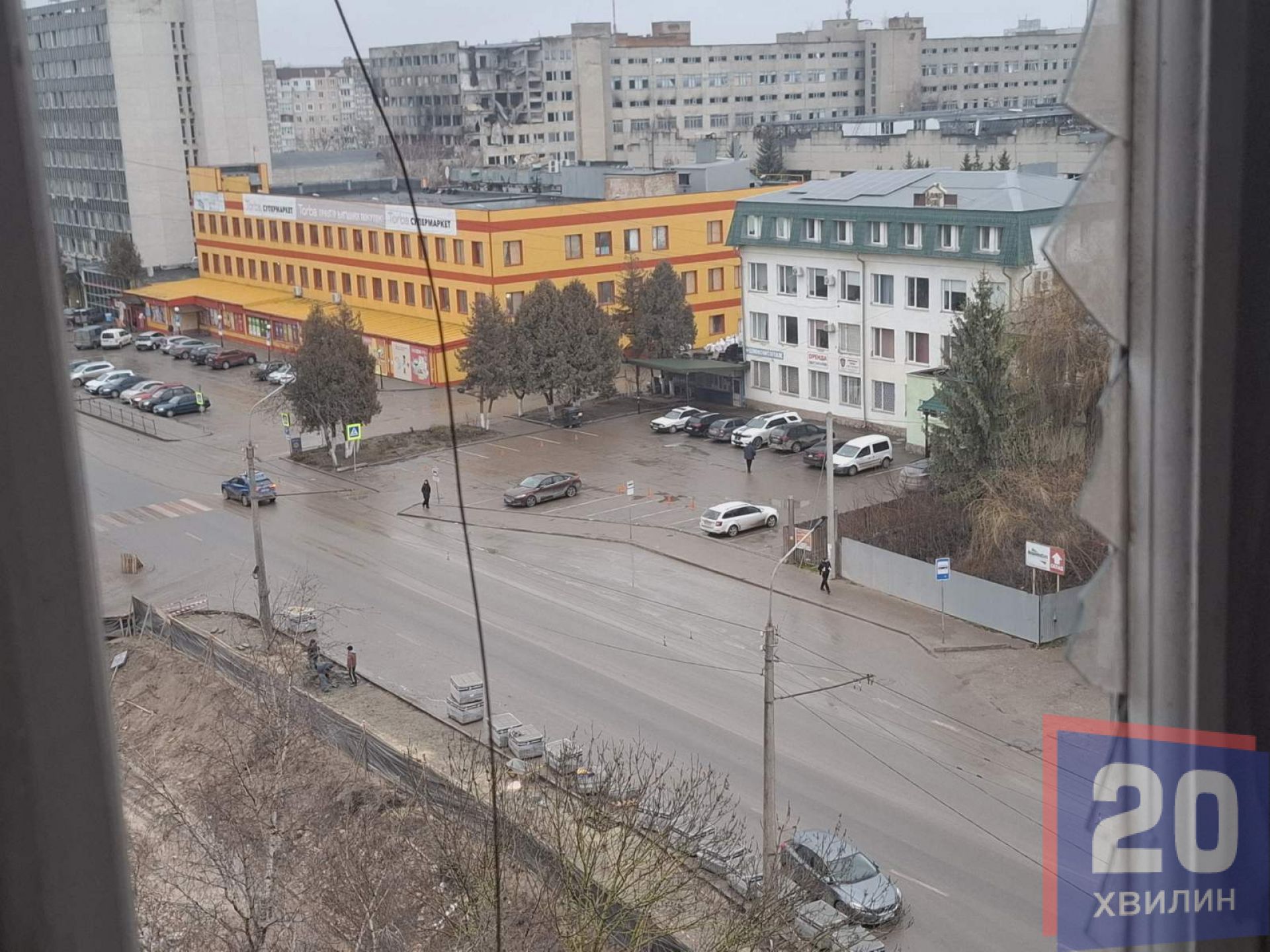 «Бруківку поруч з домом кладуть, а ми мерзнемо»: будинок на Стуса, 10 досі без вікон