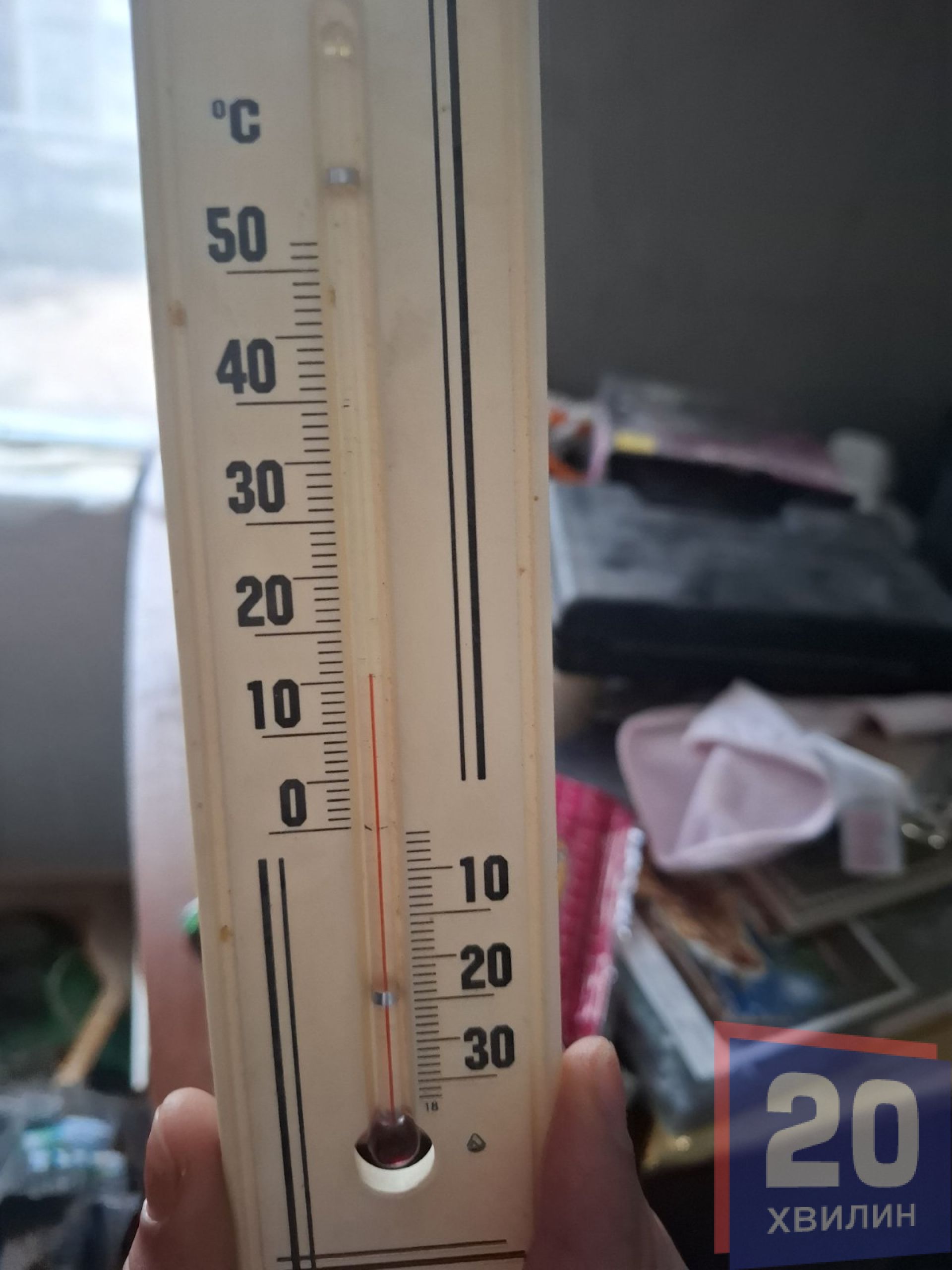 «Бруківку поруч з домом кладуть, а ми мерзнемо»: будинок на Стуса, 10 досі без вікон