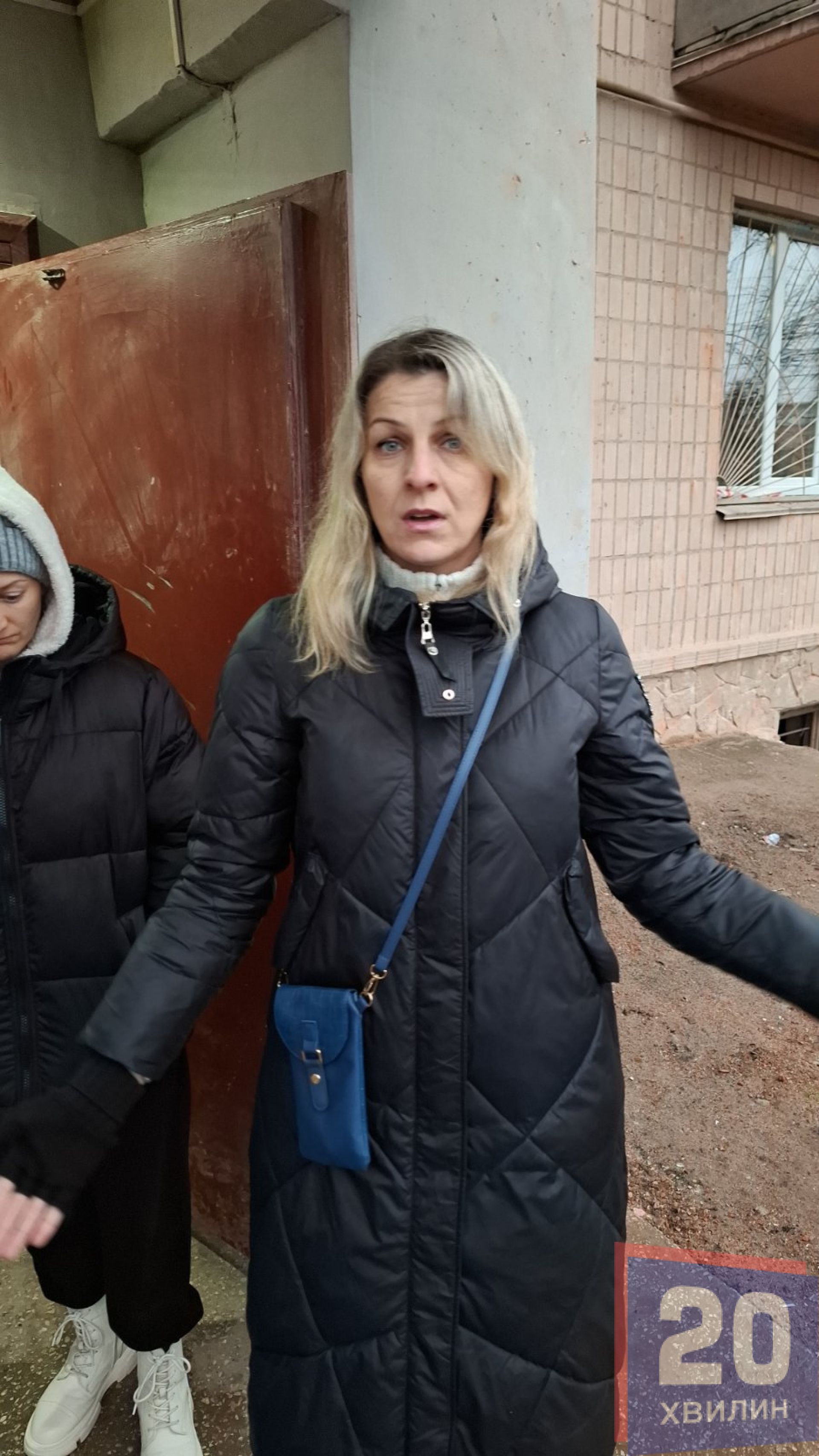 «Бруківку поруч з домом кладуть, а ми мерзнемо»: будинок на Стуса, 10 досі без вікон