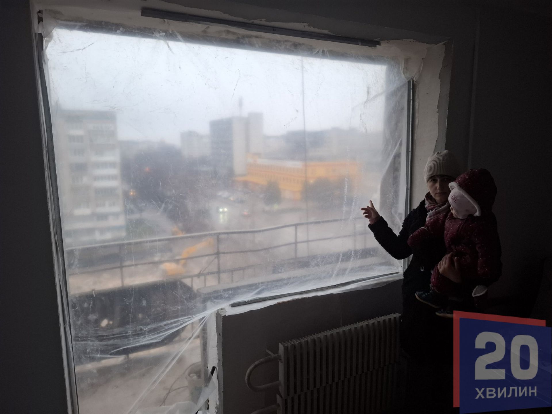 «Бруківку поруч з домом кладуть, а ми мерзнемо»: будинок на Стуса, 10 досі без вікон