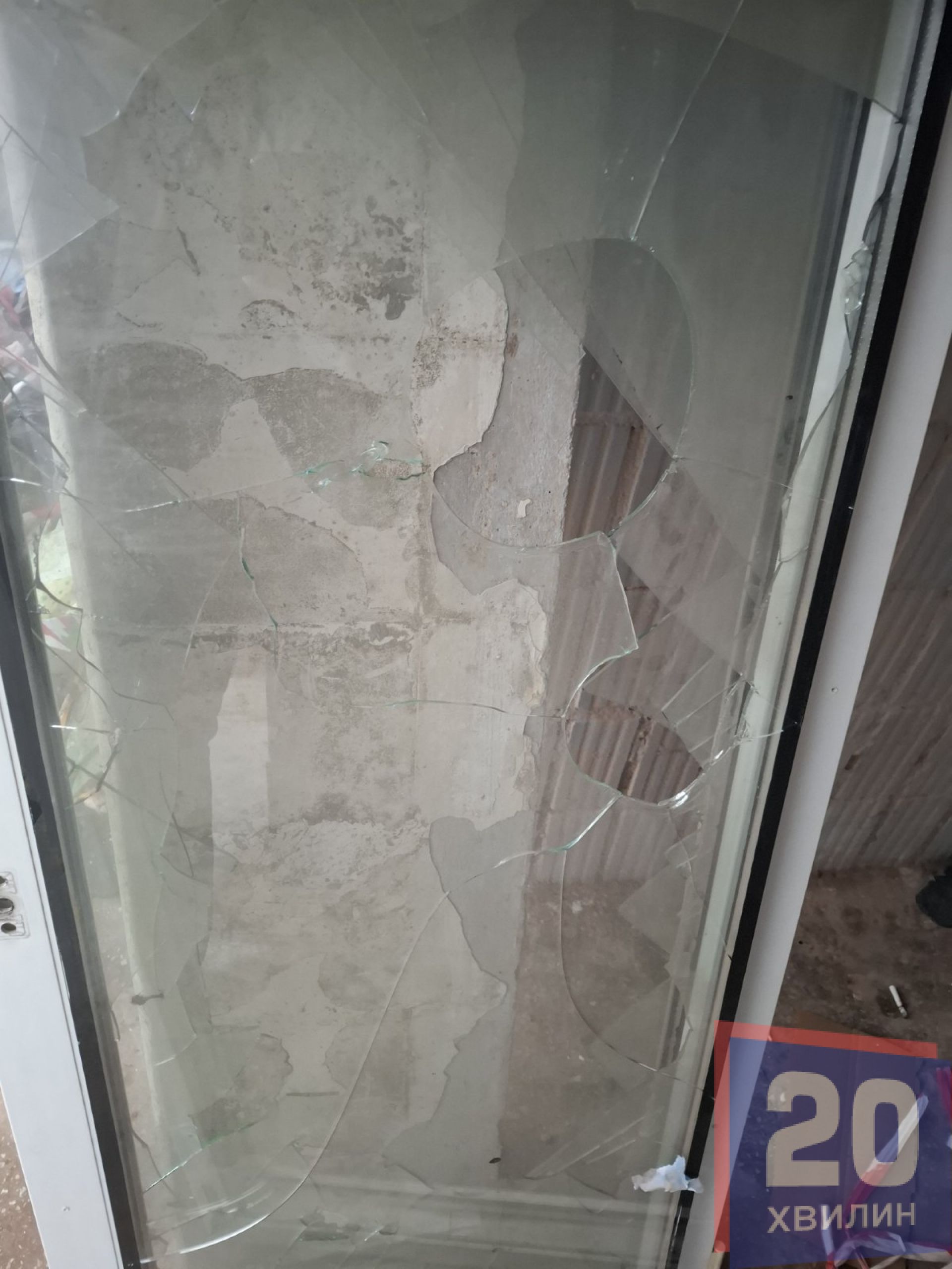 «Бруківку поруч з домом кладуть, а ми мерзнемо»: будинок на Стуса, 10 досі без вікон